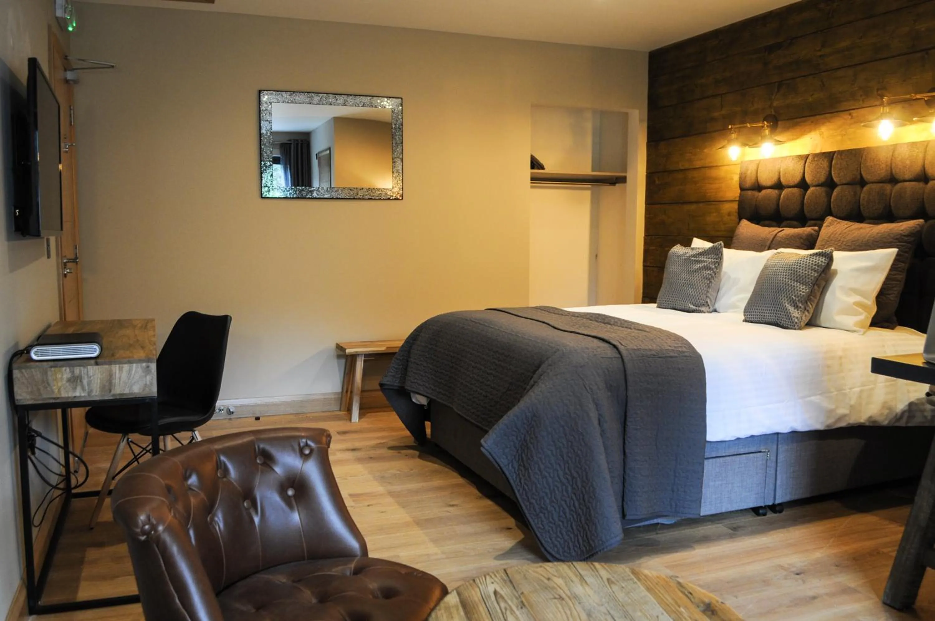 Photo of the whole room, Bed in The Corran