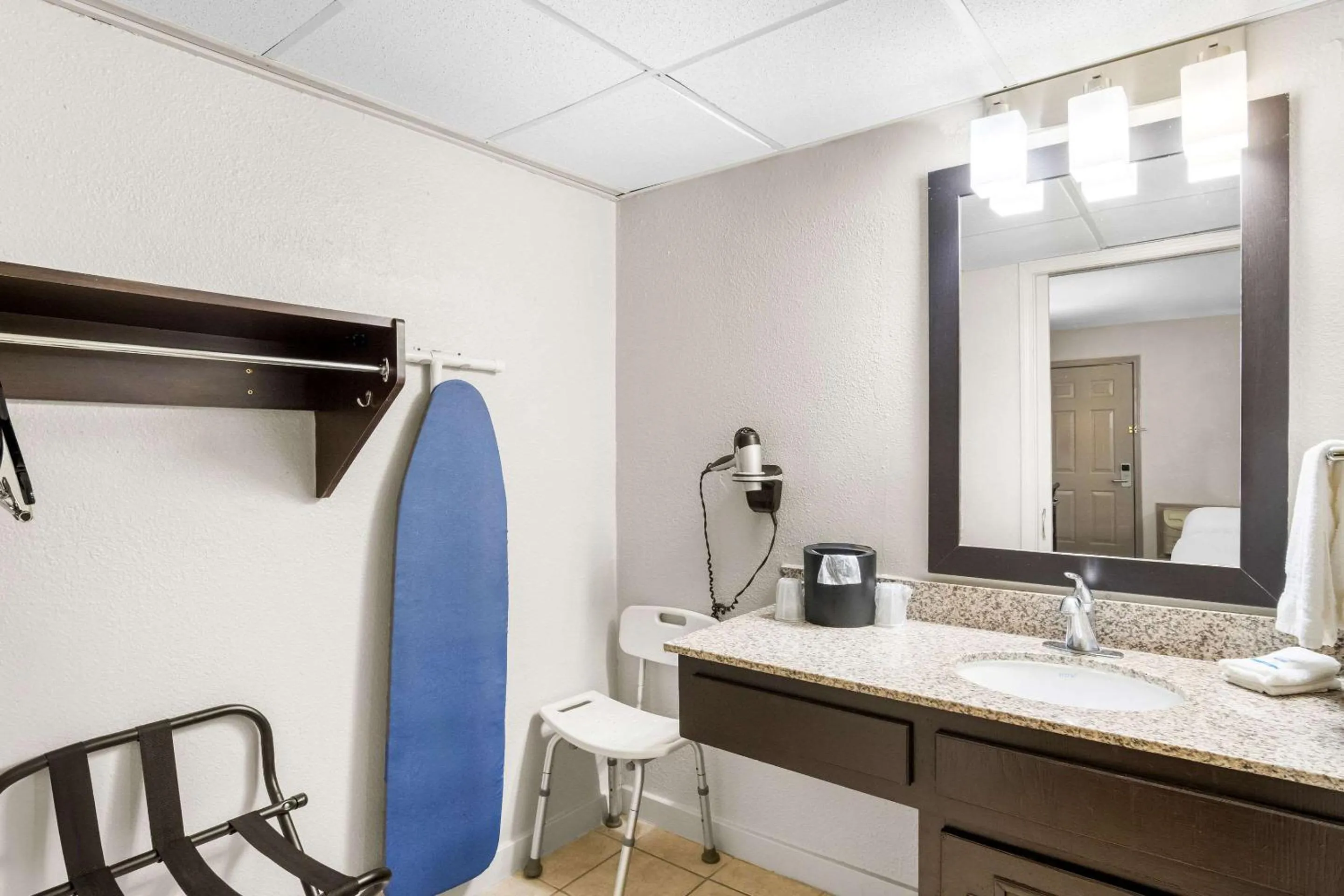 Bedroom in Rodeway Inn Waco Downtown near University