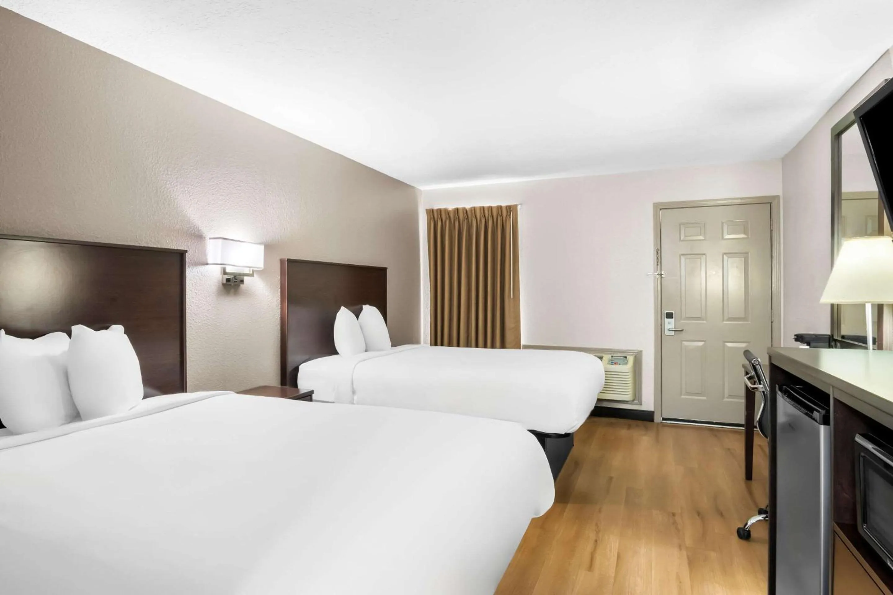 Bedroom, Bed in Rodeway Inn Waco Downtown near University