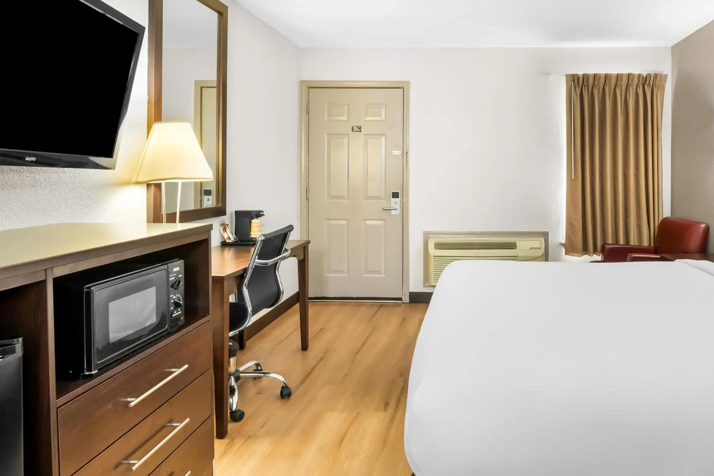 King Room - Smoking in Rodeway Inn Waco Downtown near University King Room - Smoking in Rodeway Inn Waco Downtown near University