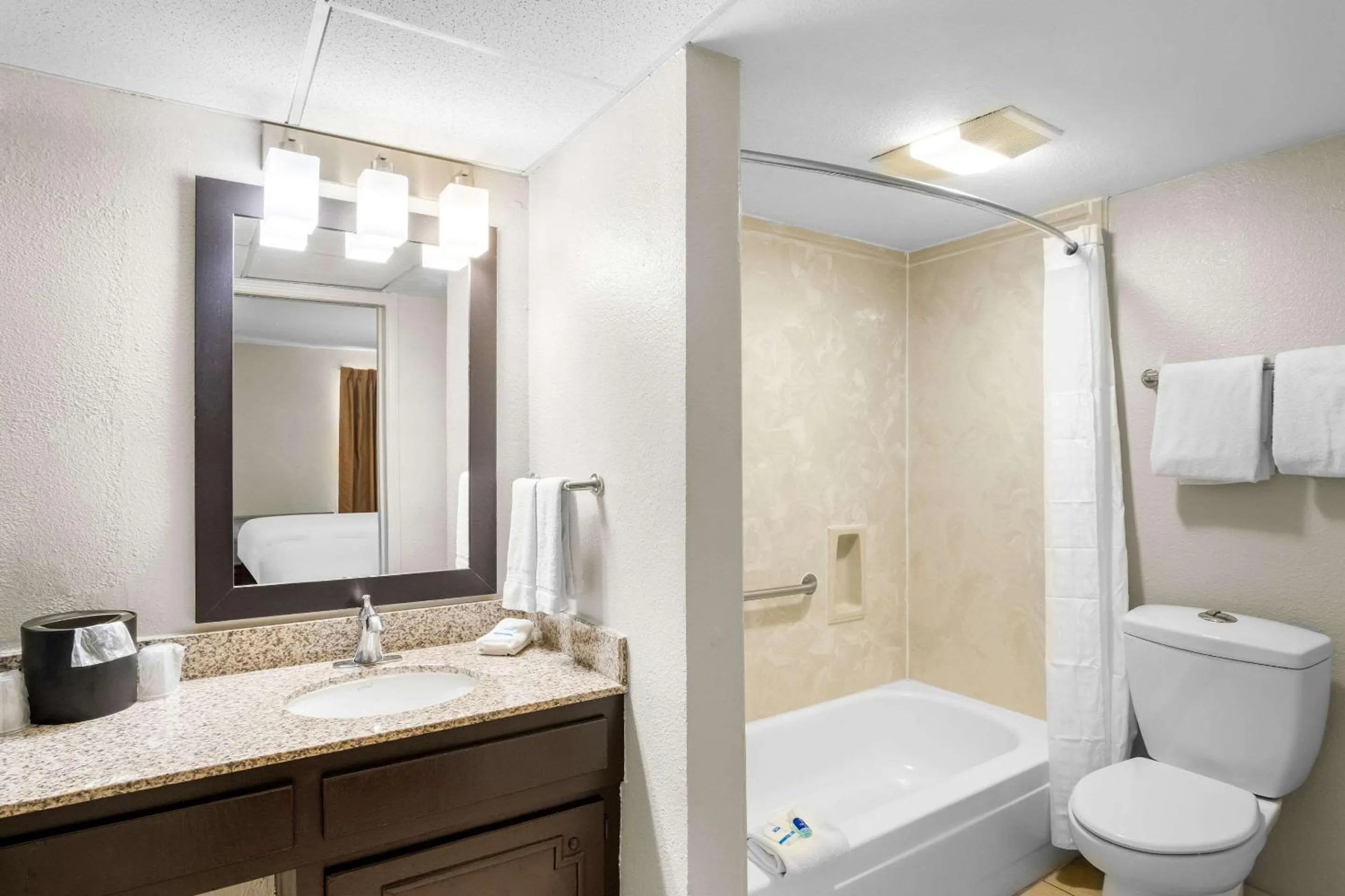 Bedroom in Rodeway Inn Waco Downtown near University