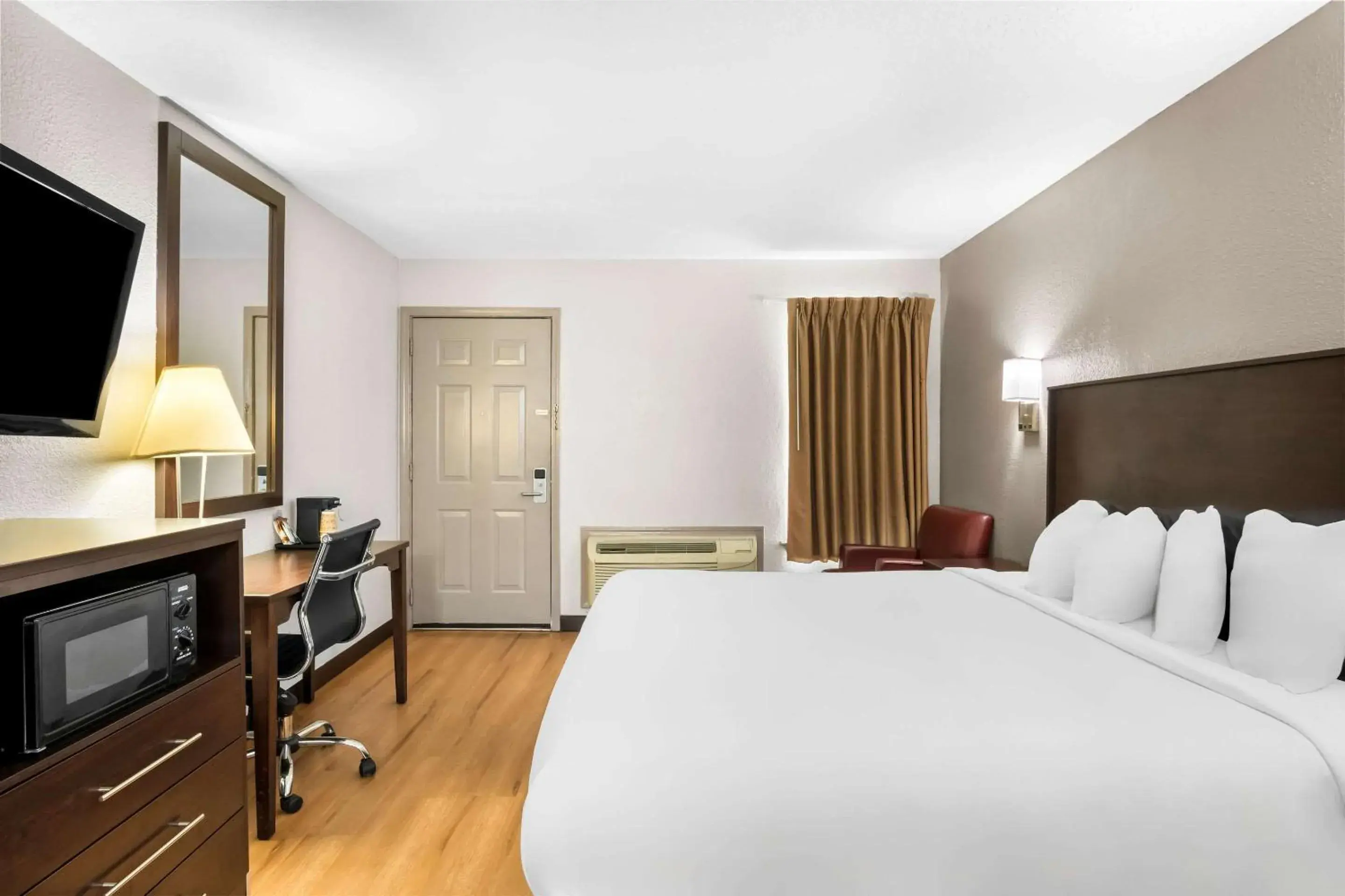 King Room - Non Smoking in Rodeway Inn Waco Downtown near University King Room - Non Smoking in Rodeway Inn Waco Downtown near University