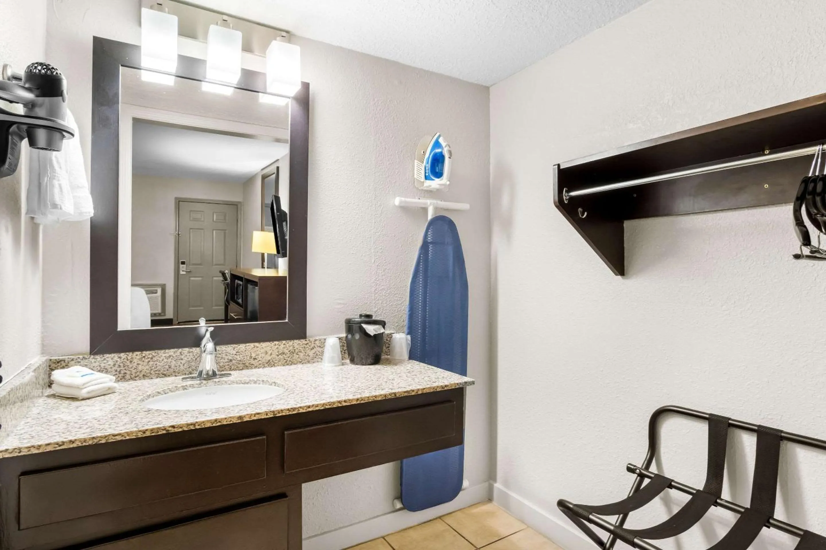 Bedroom in Rodeway Inn Waco Downtown near University