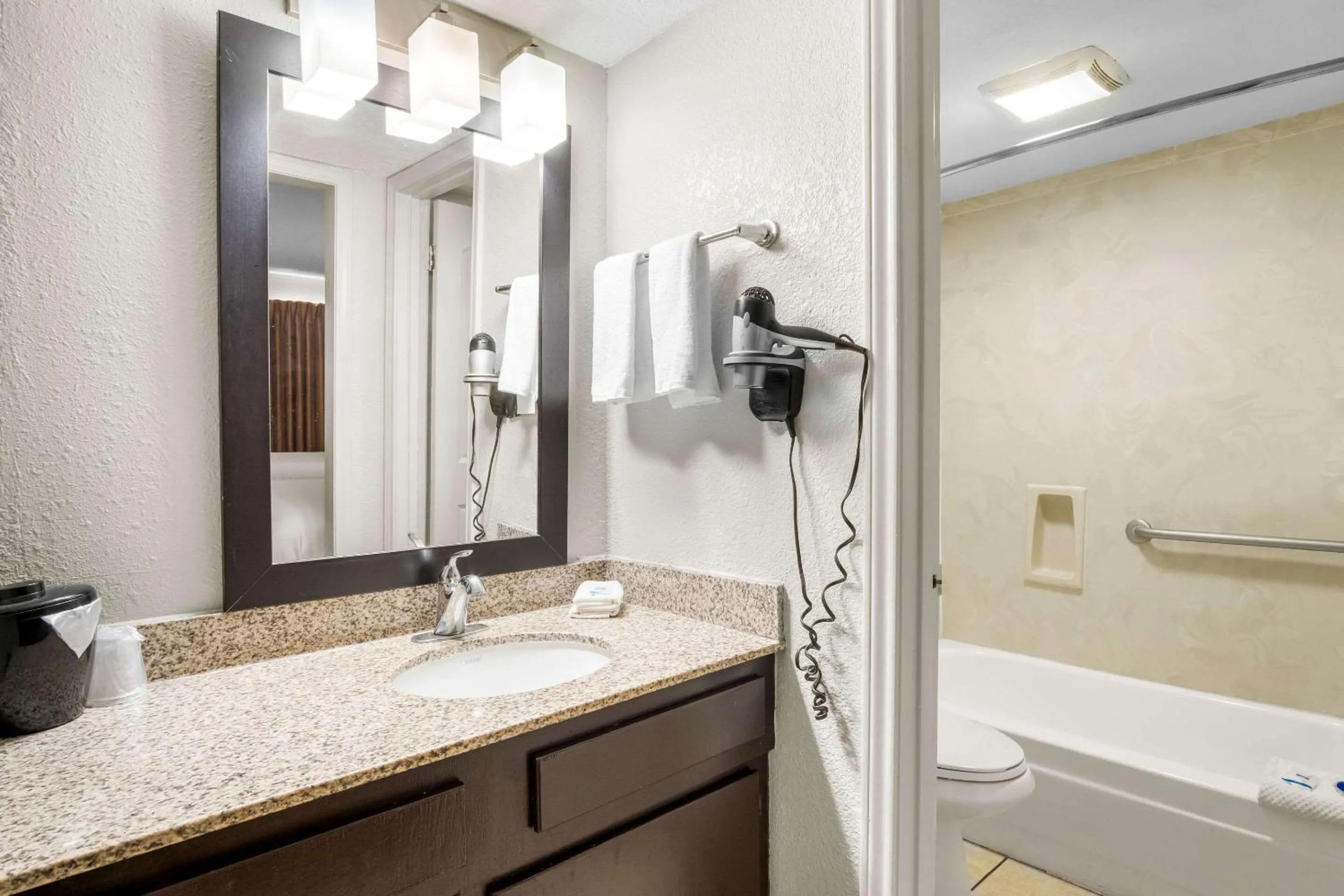 Bedroom in Rodeway Inn Waco Downtown near University