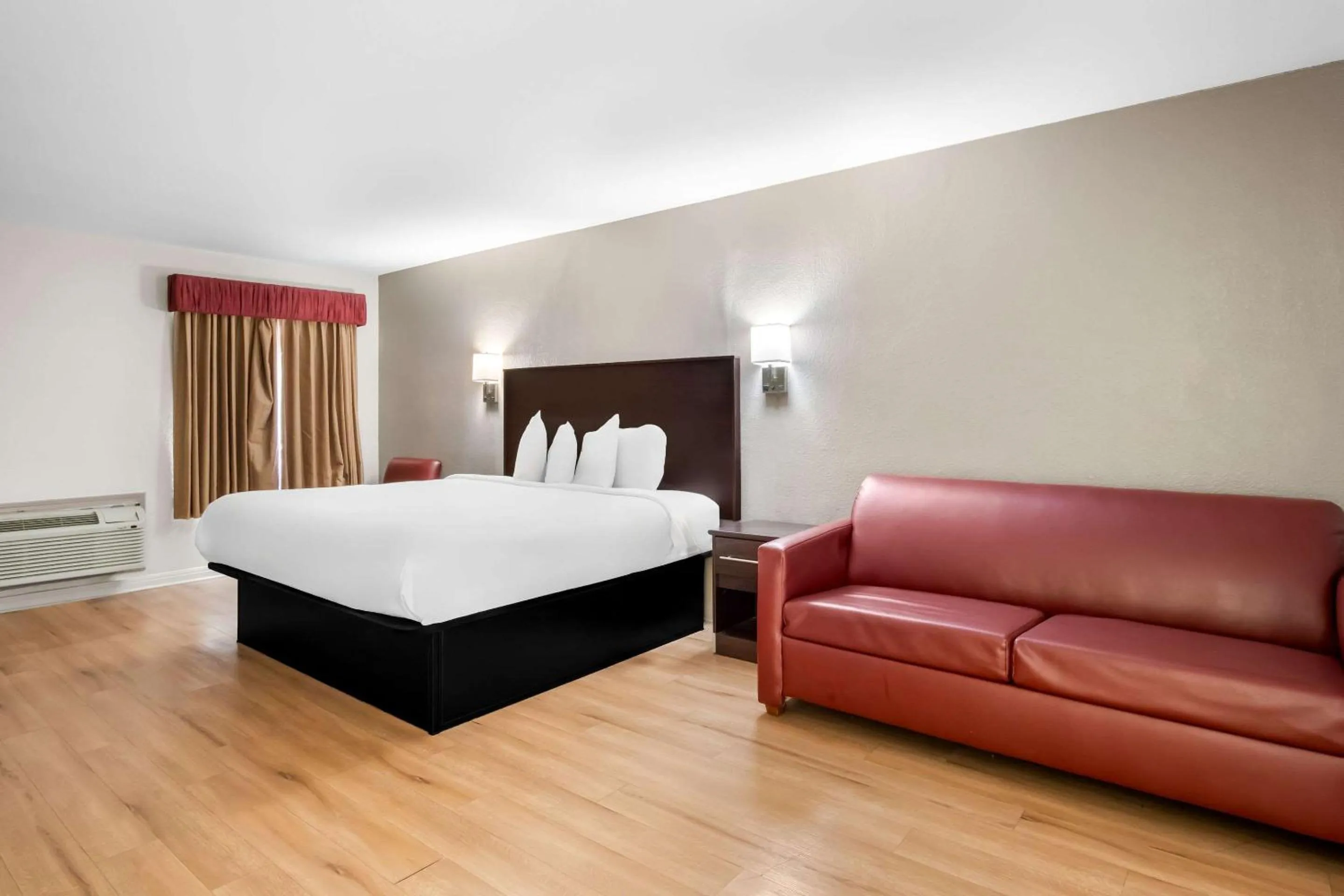 Bedroom, Bed in Rodeway Inn Waco Downtown near University