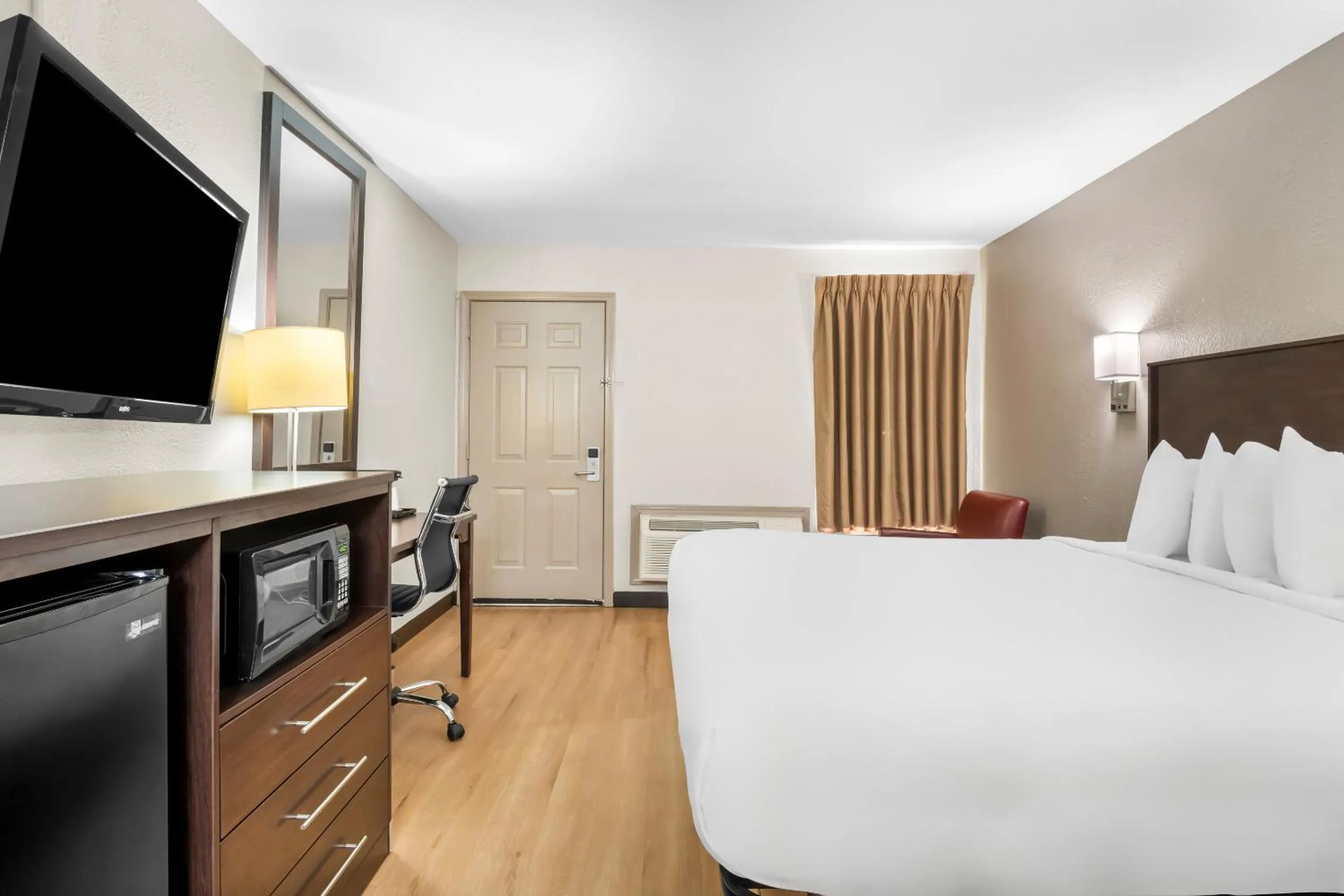 Bed in Rodeway Inn Waco Downtown near University