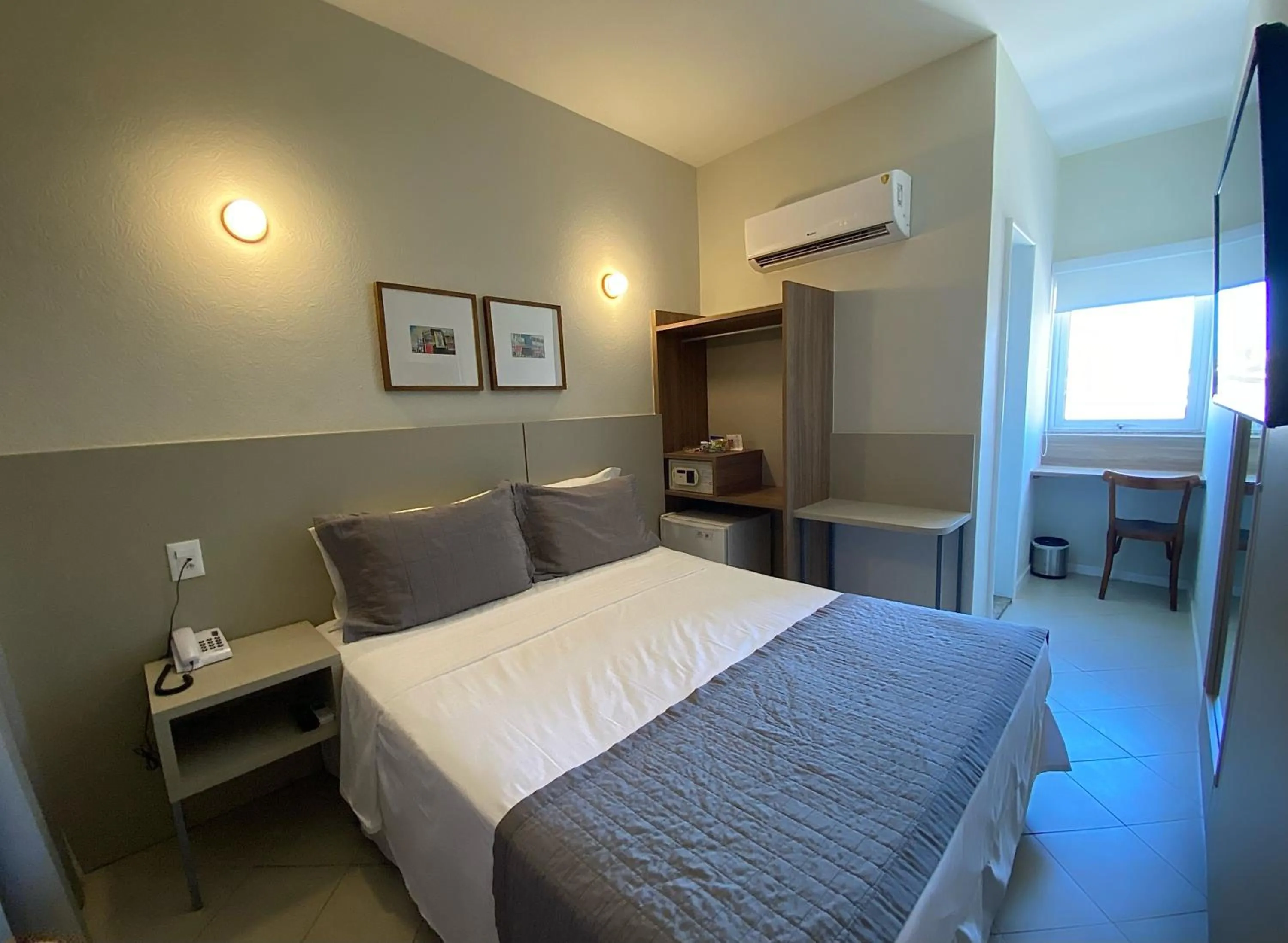 Bed in Malibu Plaza Hotel