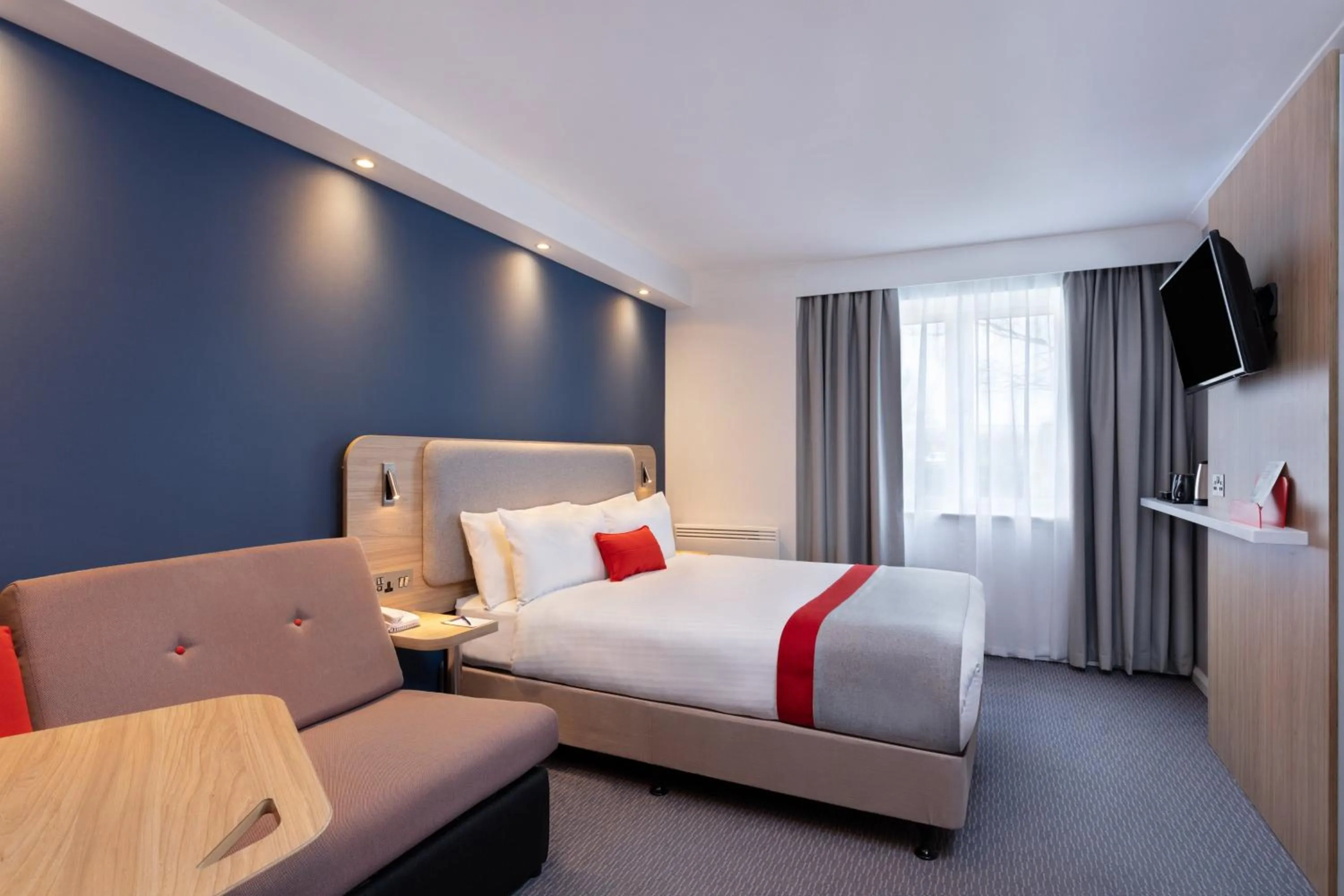 Photo of the whole room, Bed in Holiday Inn Express Strathclyde Park M74, Jct 5 by IHG