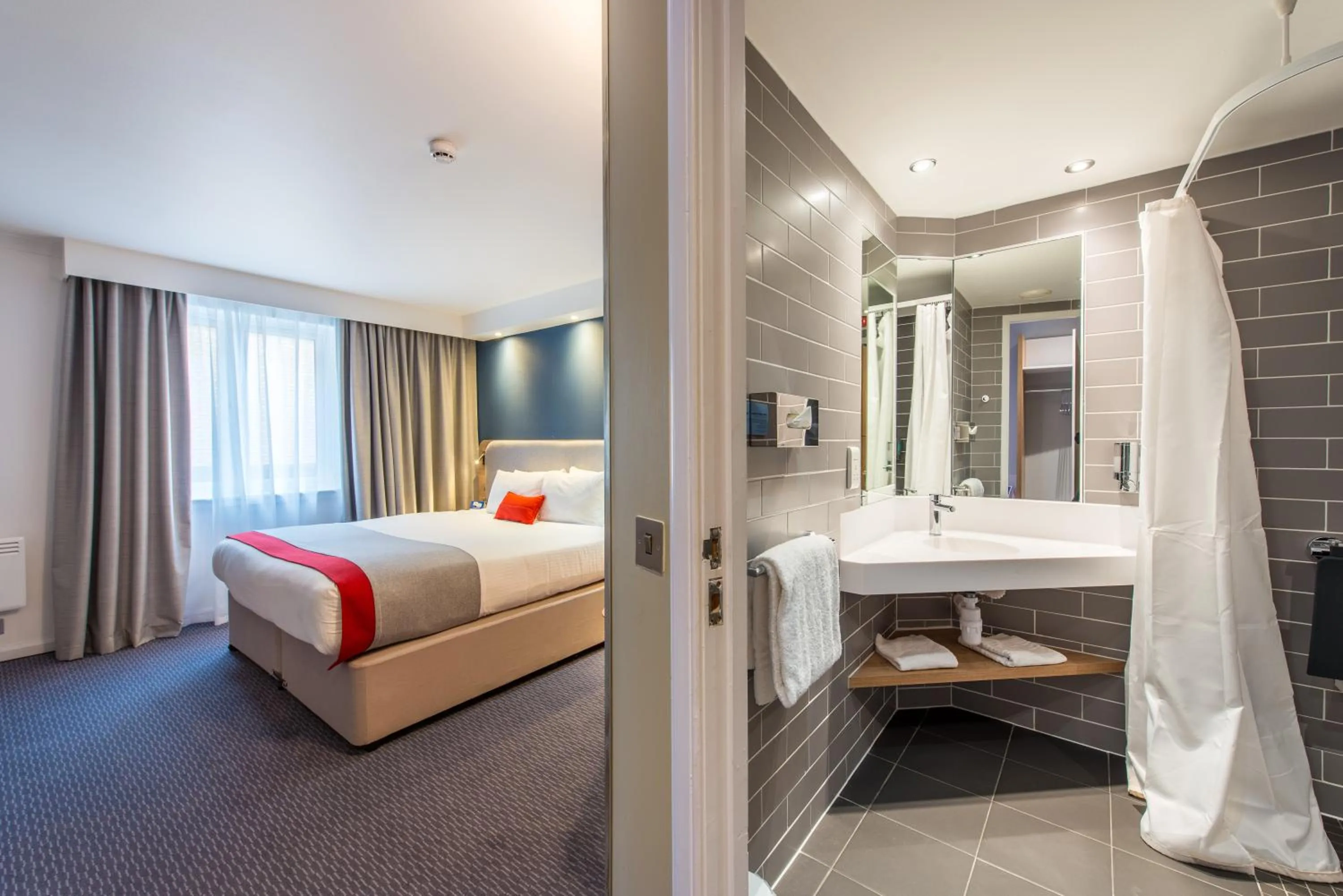 Bathroom, Bed in Holiday Inn Express Strathclyde Park M74, Jct 5 by IHG