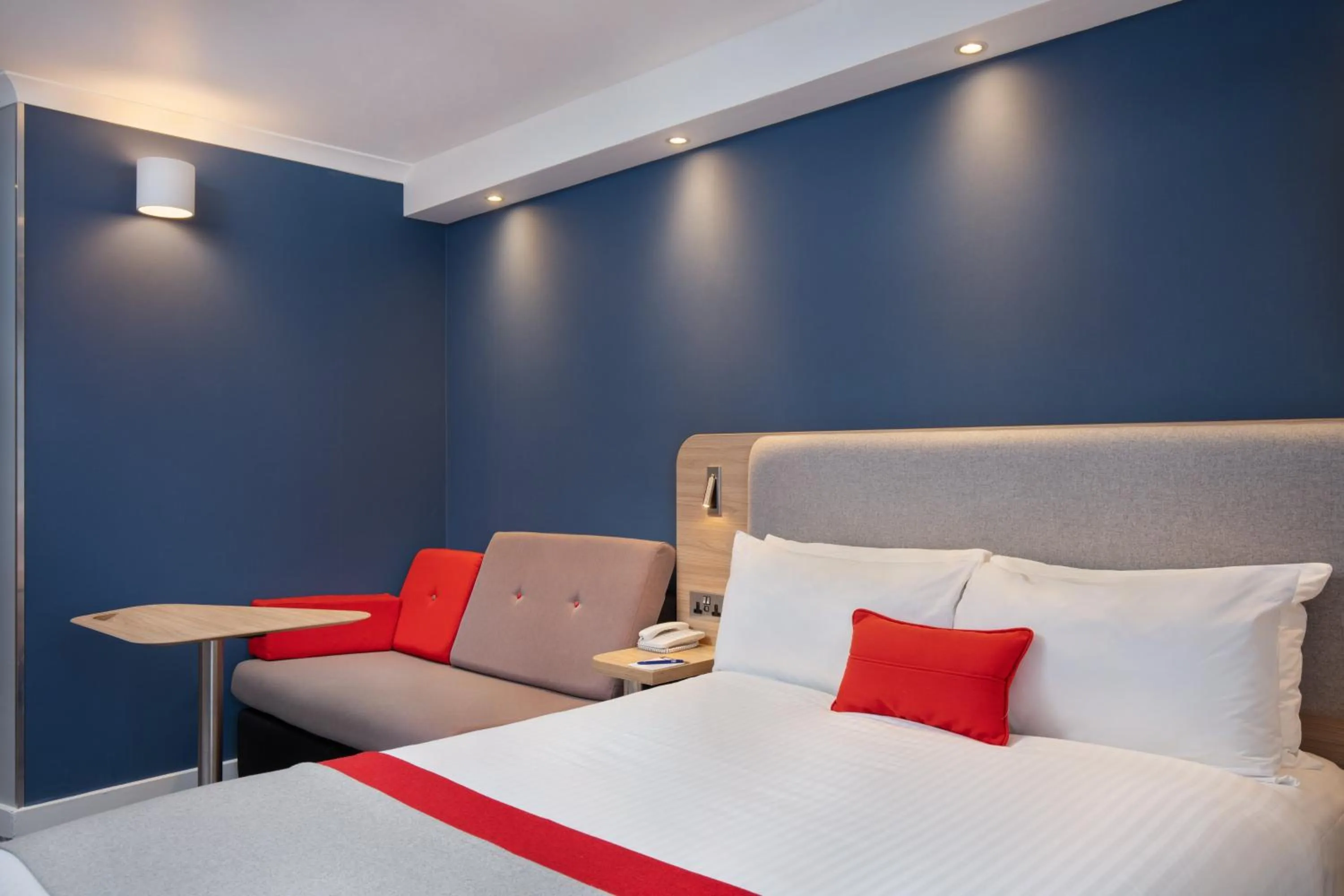 Photo of the whole room, Bed in Holiday Inn Express Strathclyde Park M74, Jct 5 by IHG