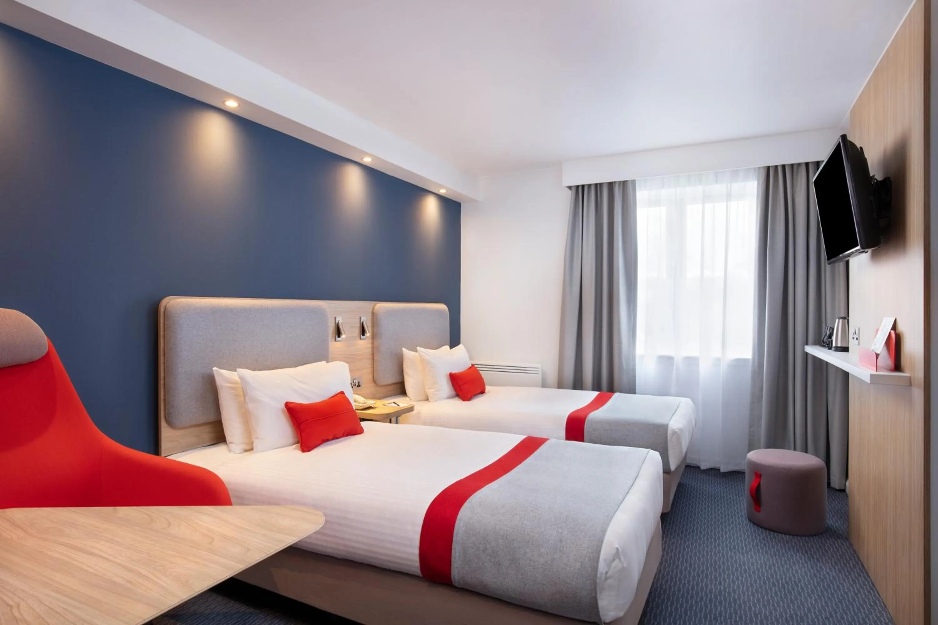 Bedroom, Bed in Holiday Inn Express Strathclyde Park M74, Jct 5 by IHG