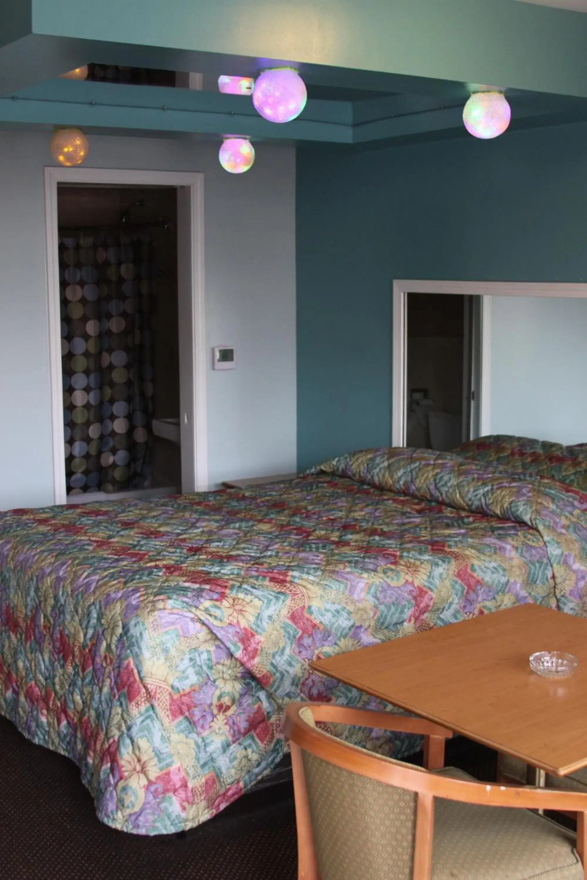 Queen Room - Smoking in New Relax Inn Bridgeview Queen Room - Smoking in New Relax Inn Bridgeview