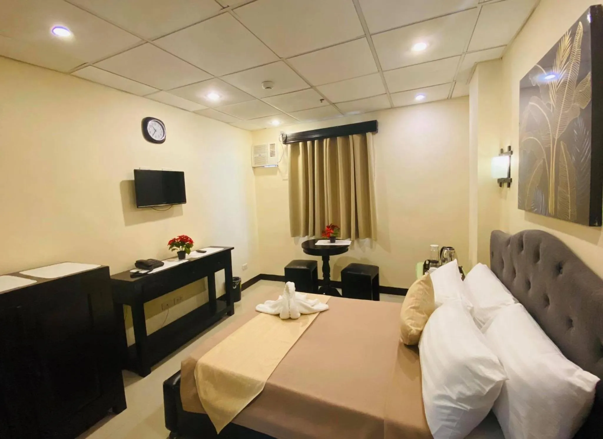 TV and multimedia, Bed in Amax Inn Makati