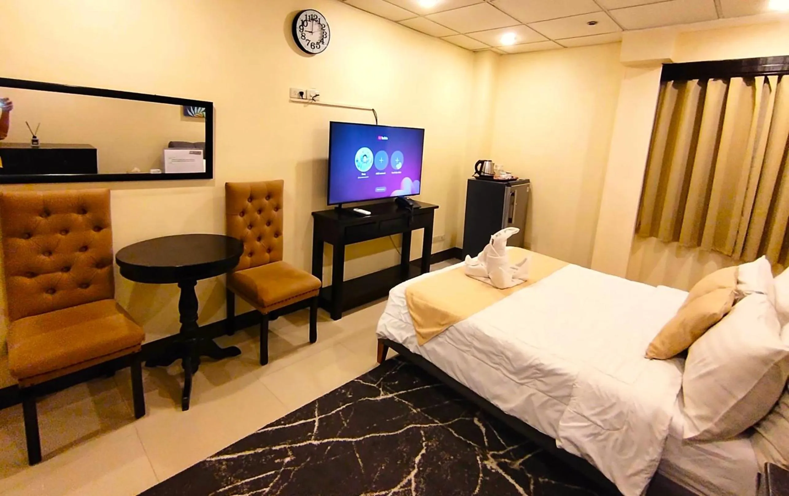 Bed in Amax Inn Makati