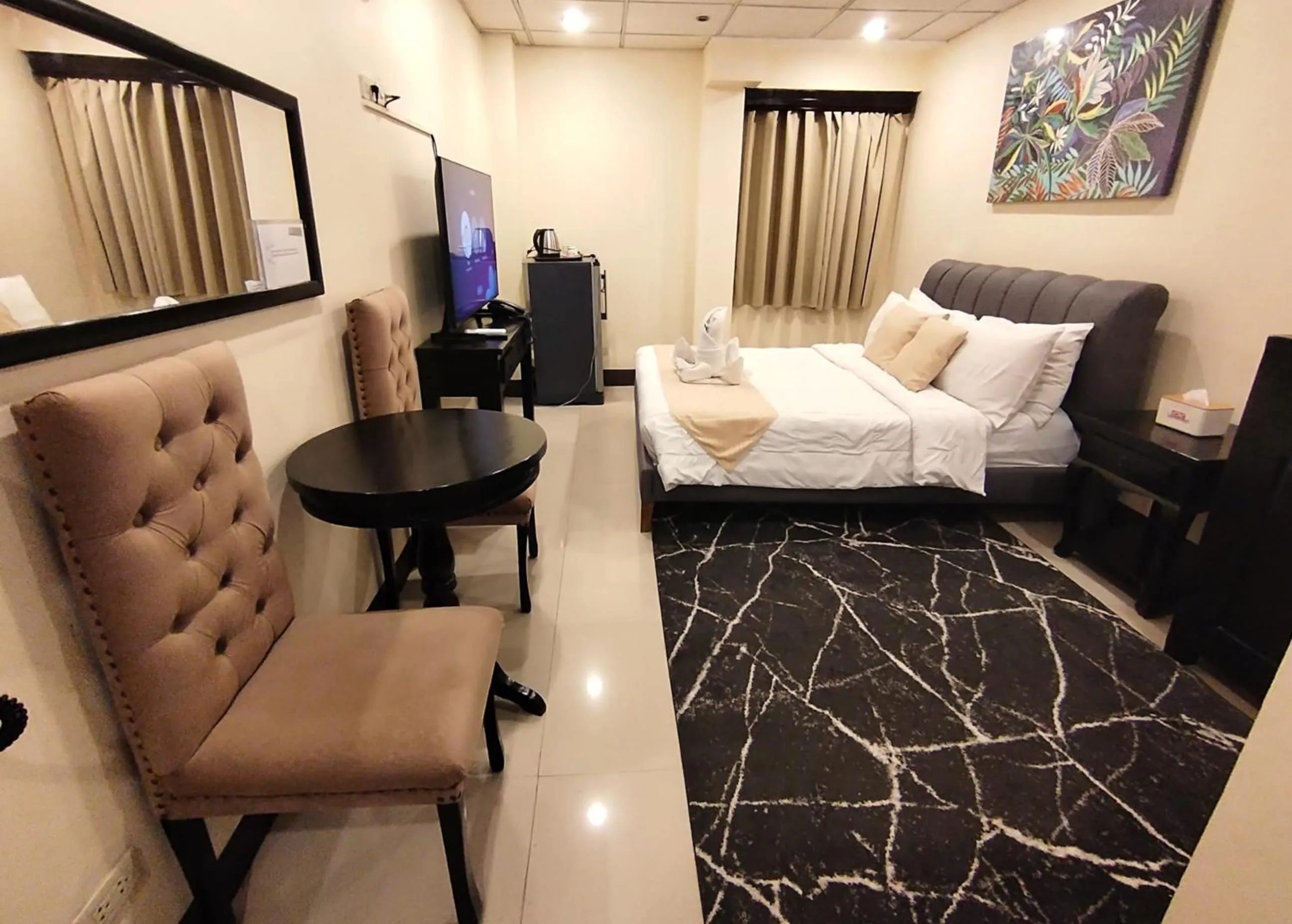 Bed in Amax Inn Makati