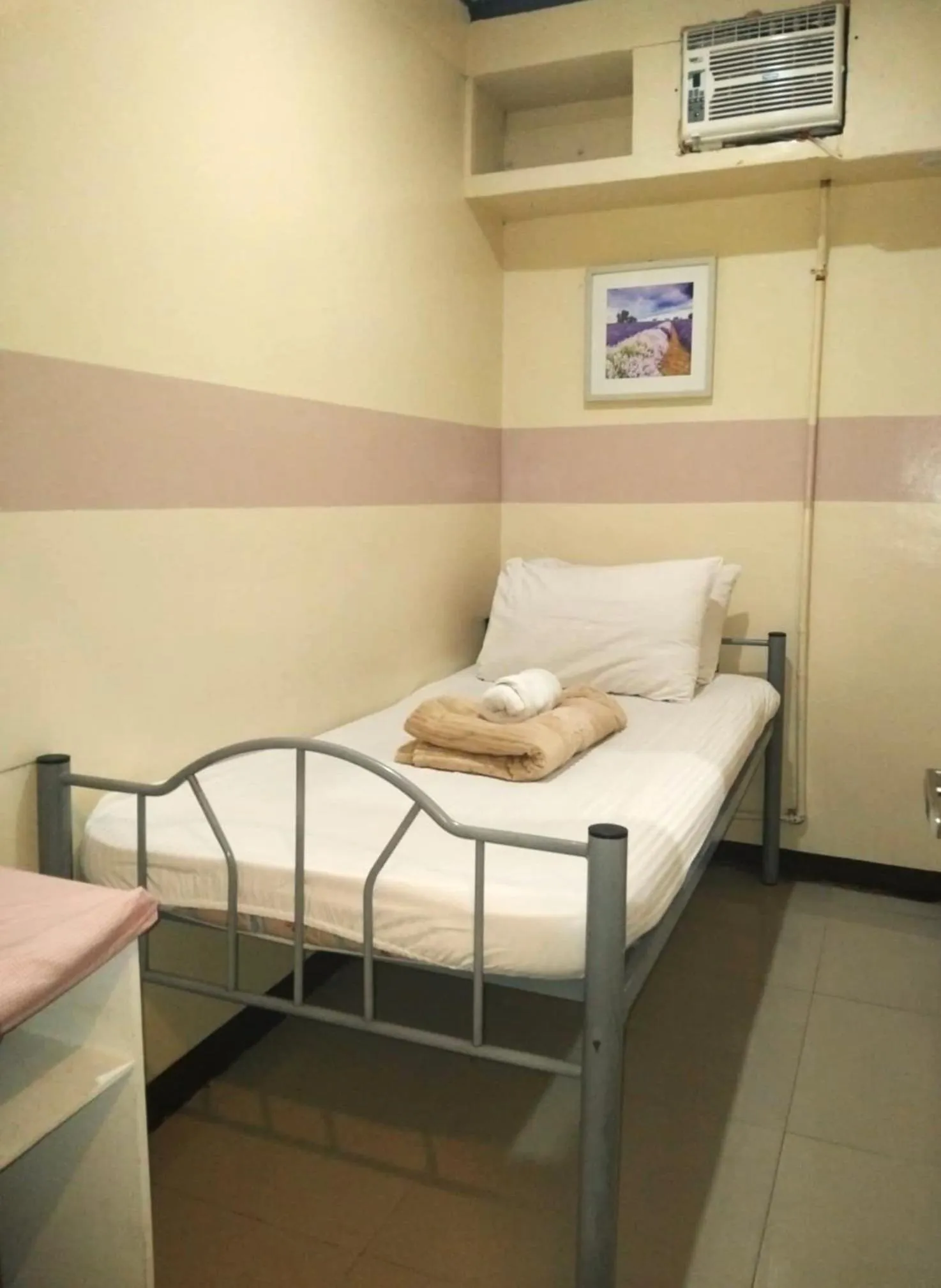 Bed in Amax Inn Makati