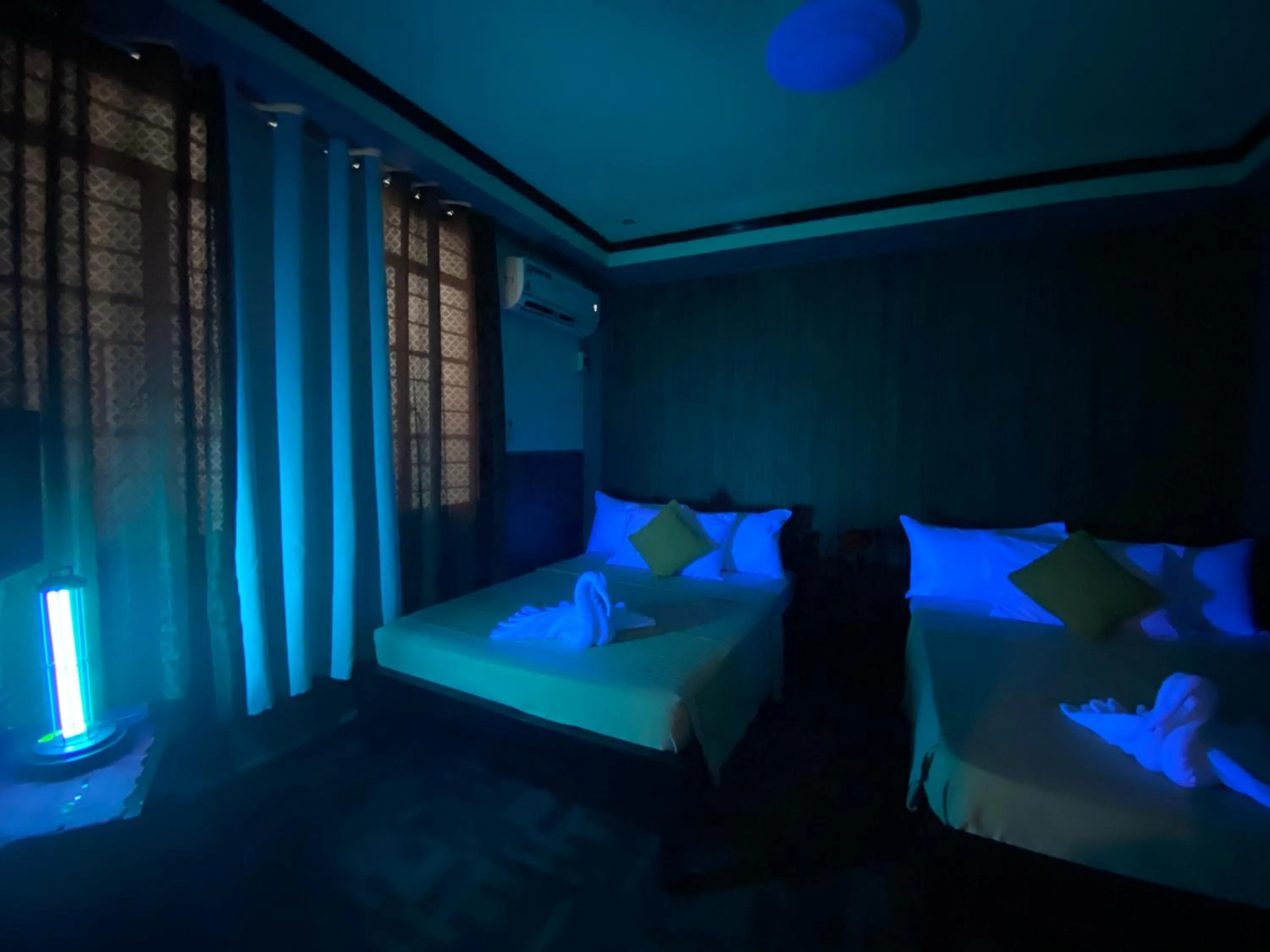 Bed in Amax Inn Makati