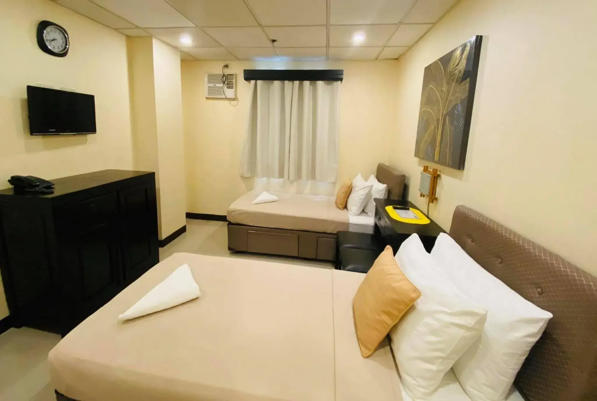 Deluxe Twin Room in Amax Inn Makati Deluxe Twin Room in Amax Inn Makati