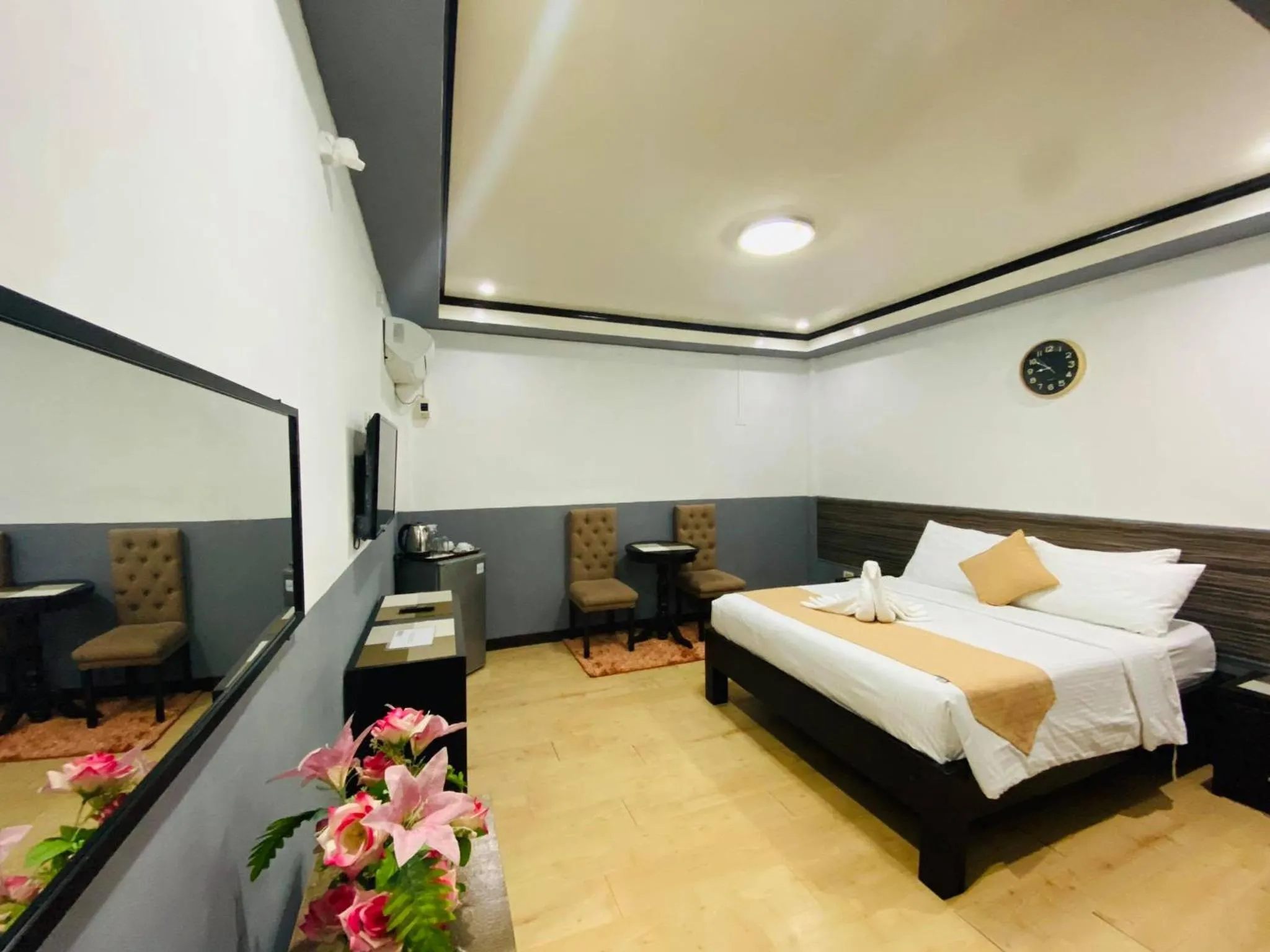 Bed in Amax Inn Makati