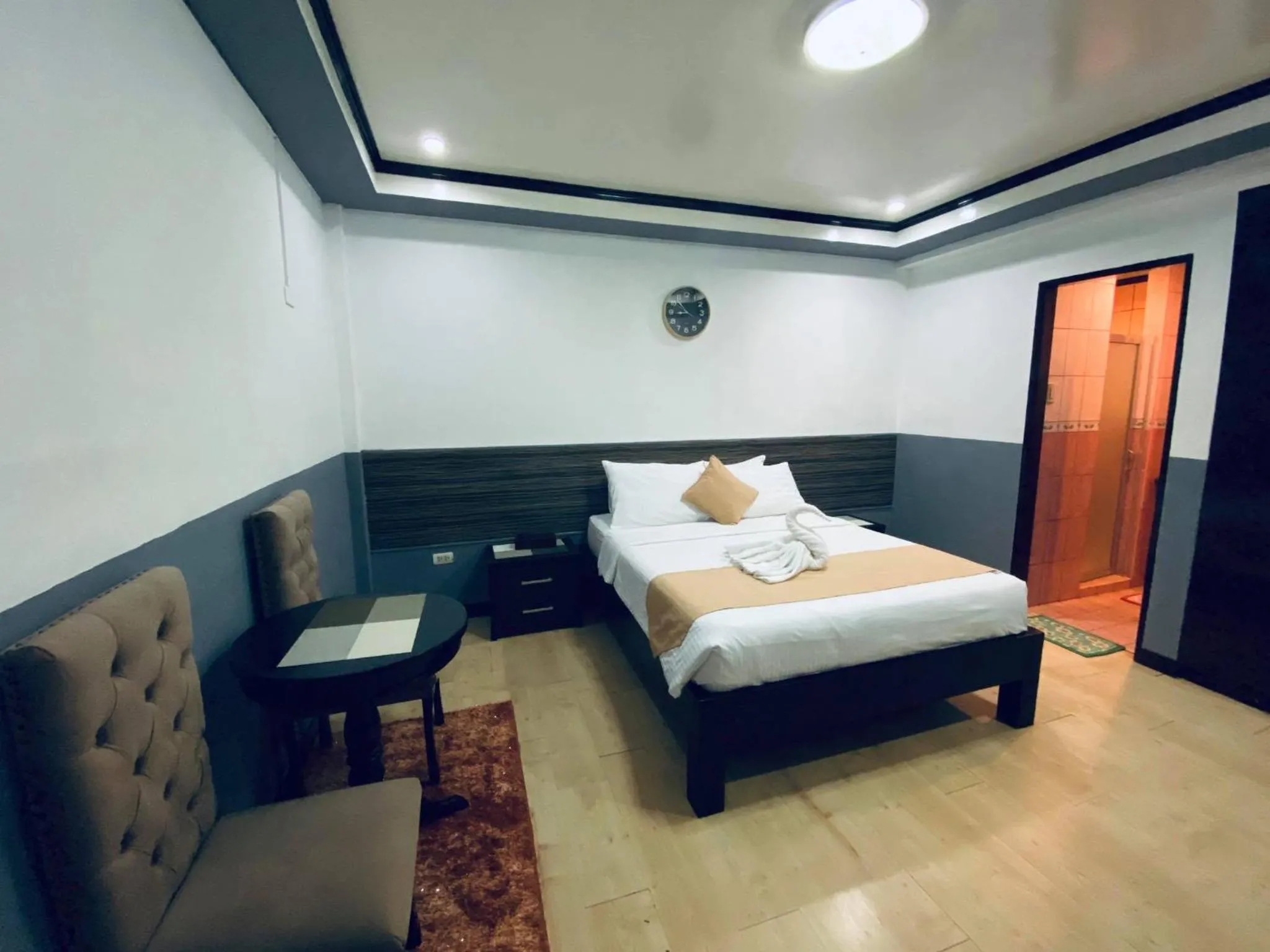 Bed in Amax Inn Makati