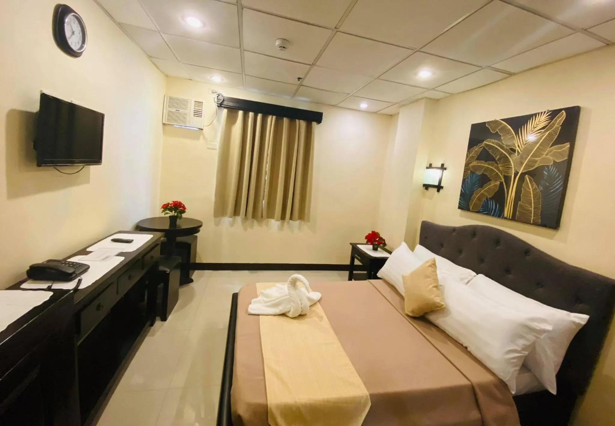 Bed in Amax Inn Makati