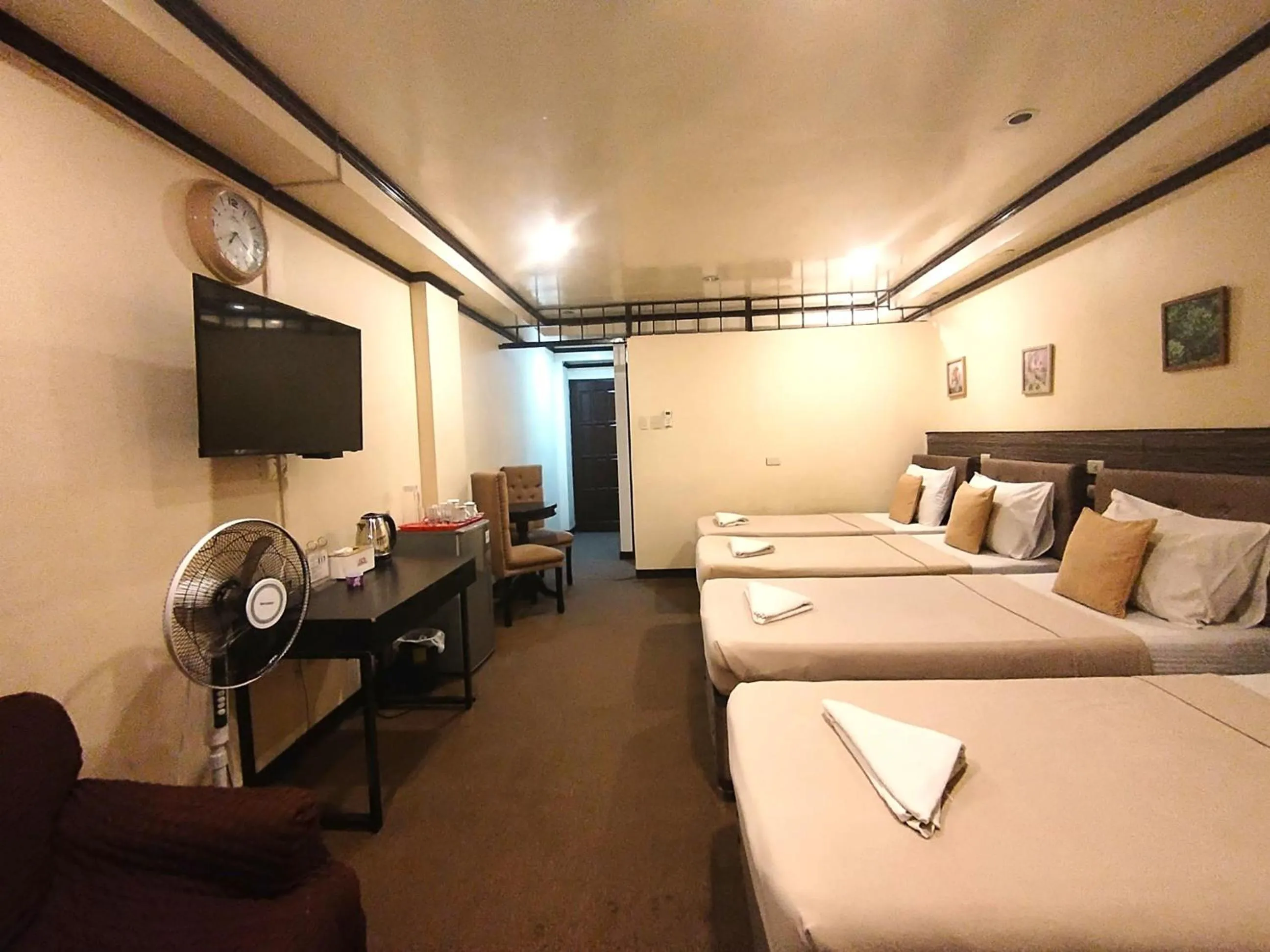 Bed in Amax Inn Makati