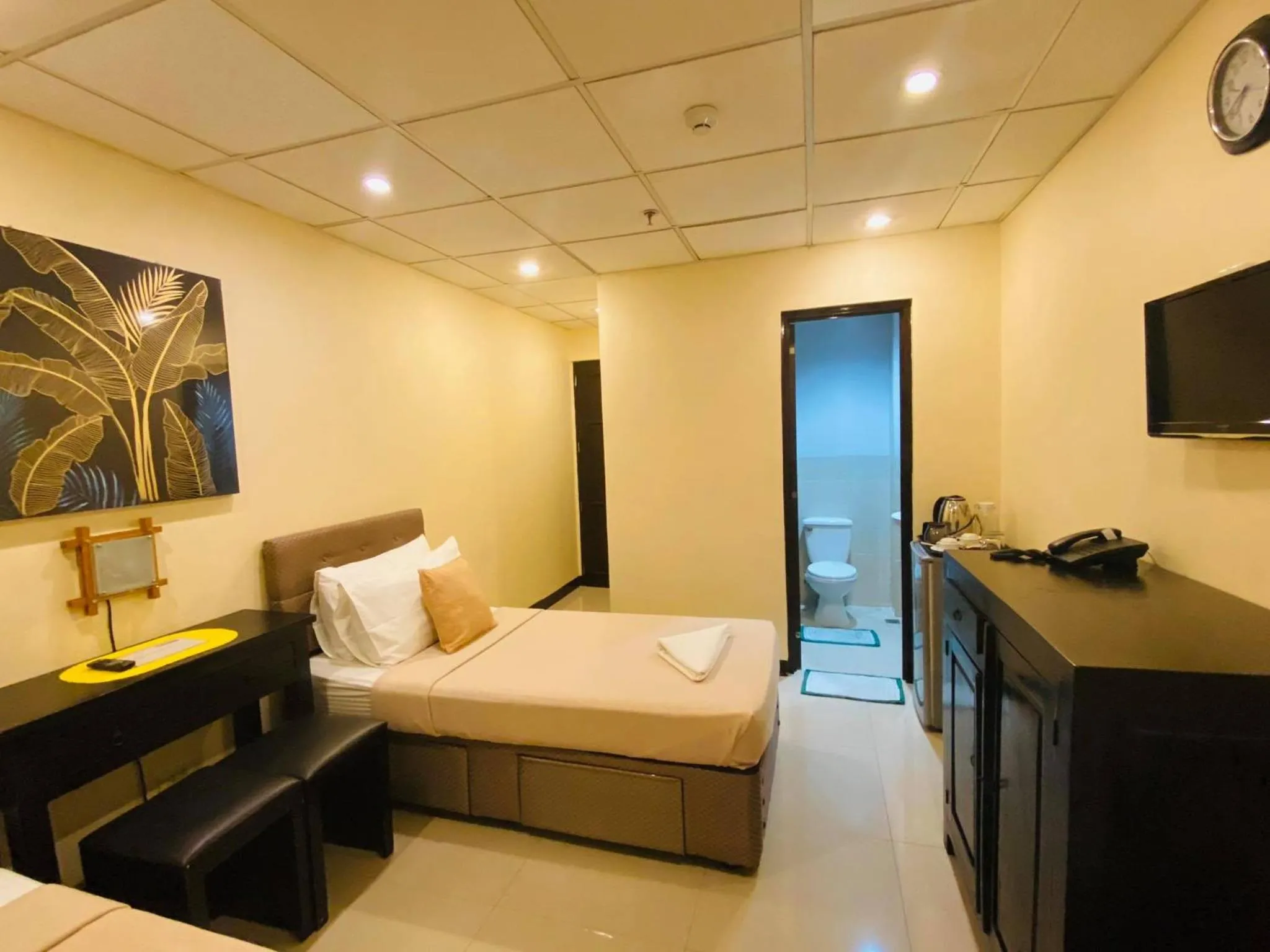 Bed in Amax Inn Makati