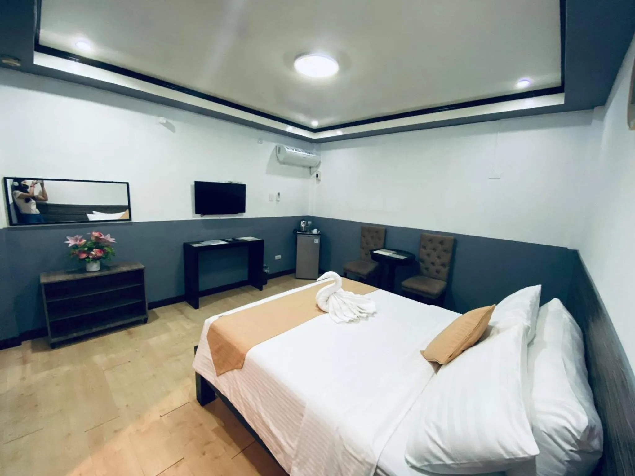 Bed in Amax Inn Makati