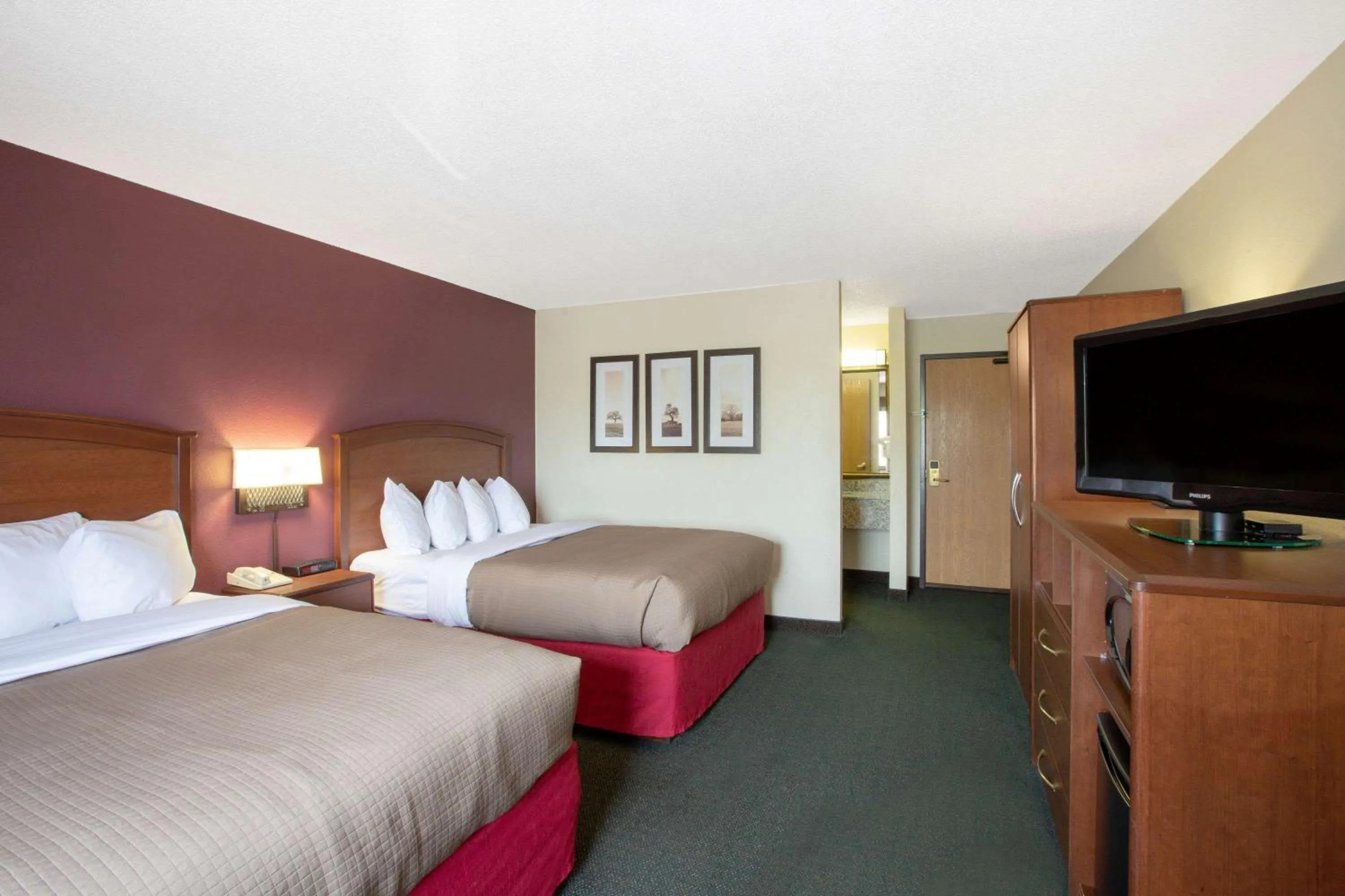 Photo of the whole room, Bed in AmericInn by Wyndham Kearney