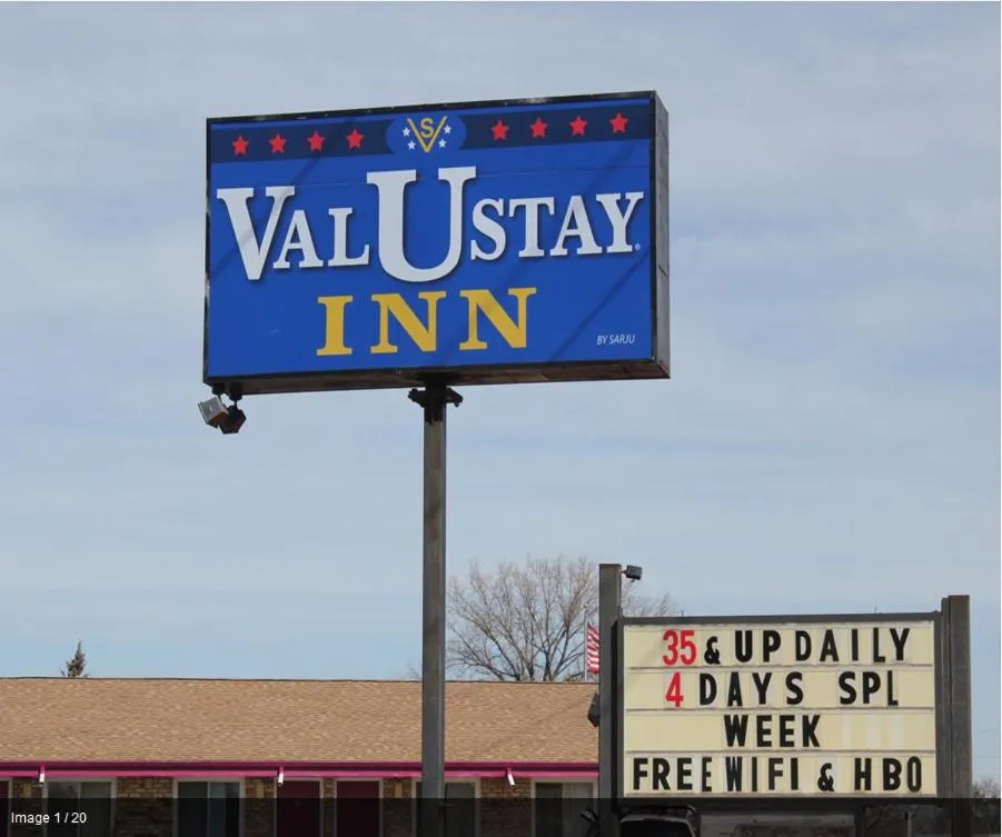 Property Logo/Sign in Valustay Inn Shakopee