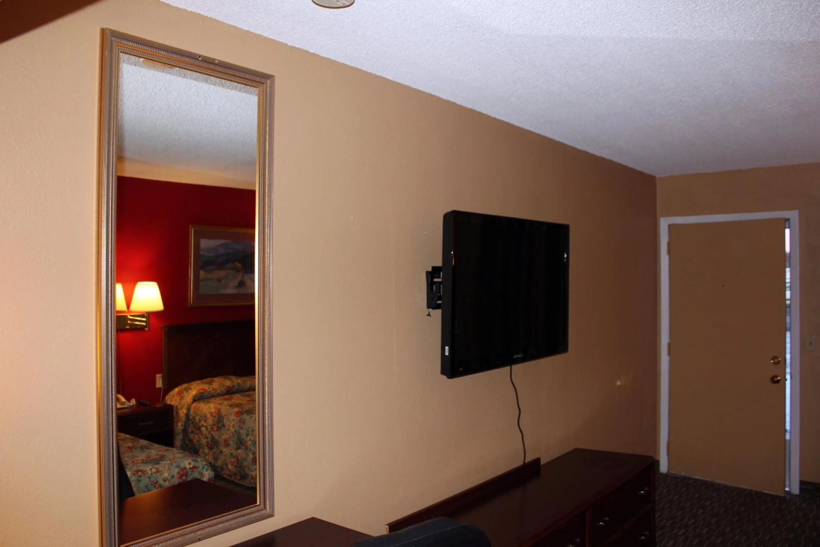 TV/Entertainment Center in Valustay Inn Shakopee