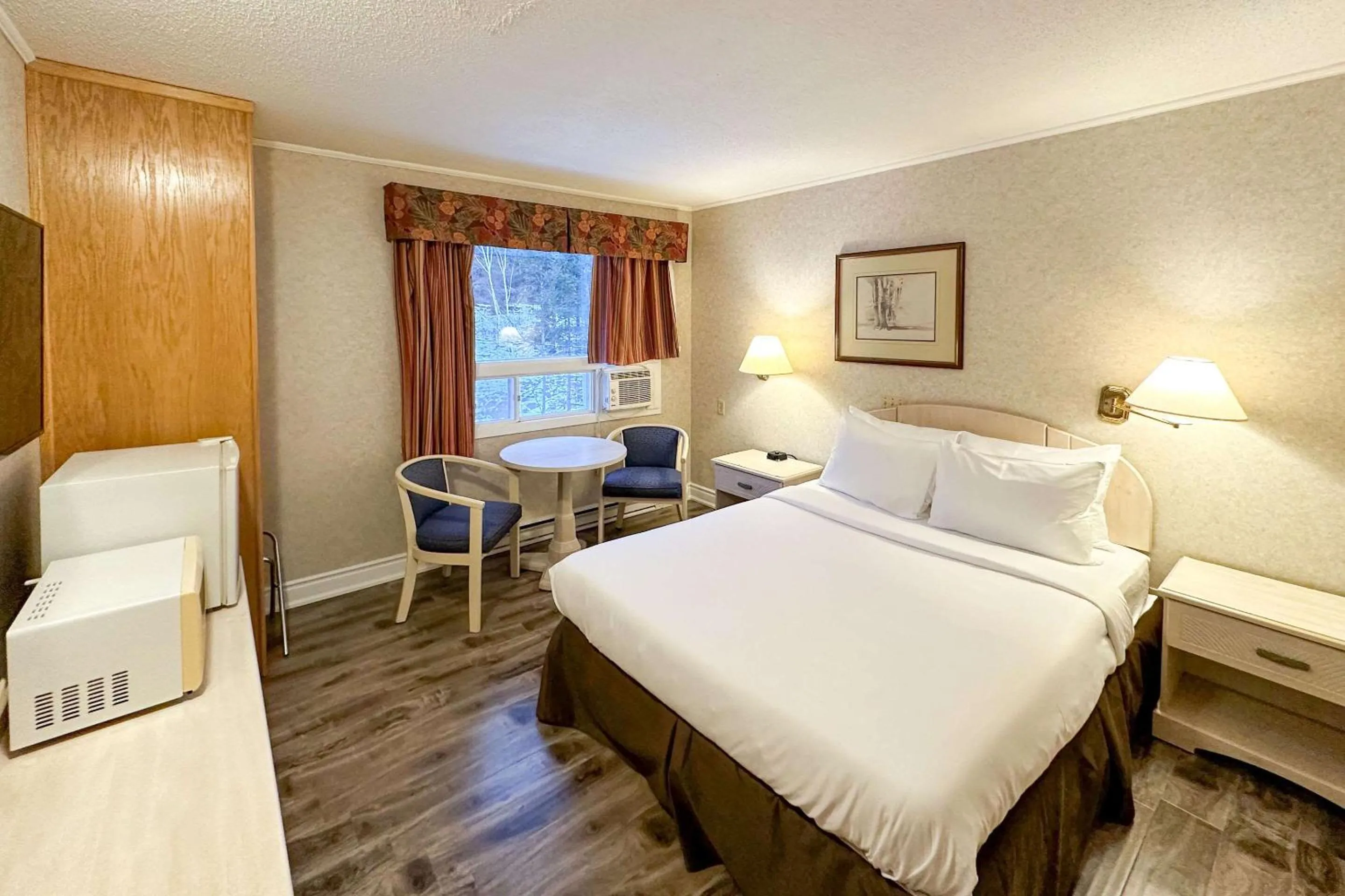 Bedroom in Canadas Best Value Inn & Suites Woodstock