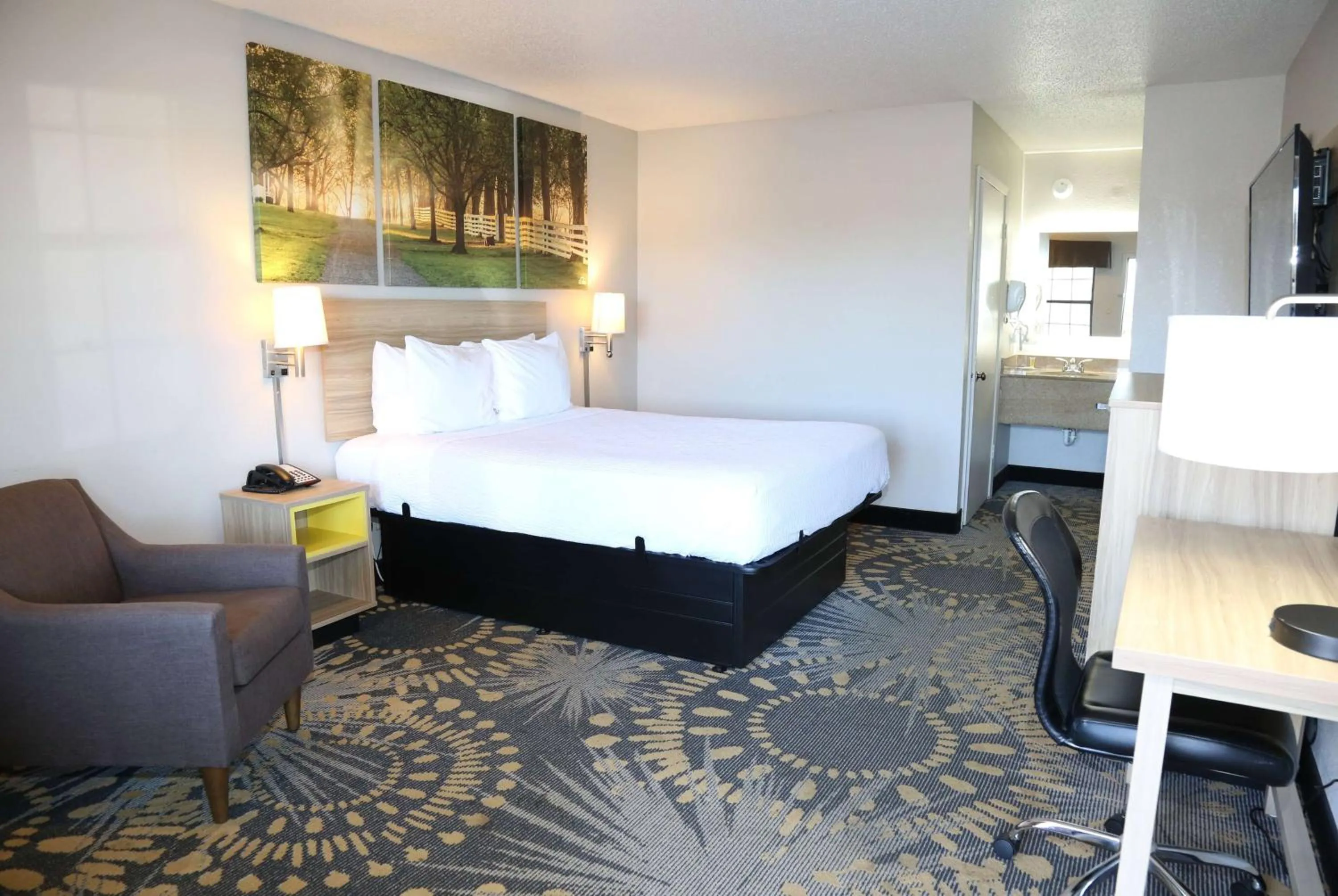 Photo of the whole room, Bed in Days Inn by Wyndham Monroe, Louisiana