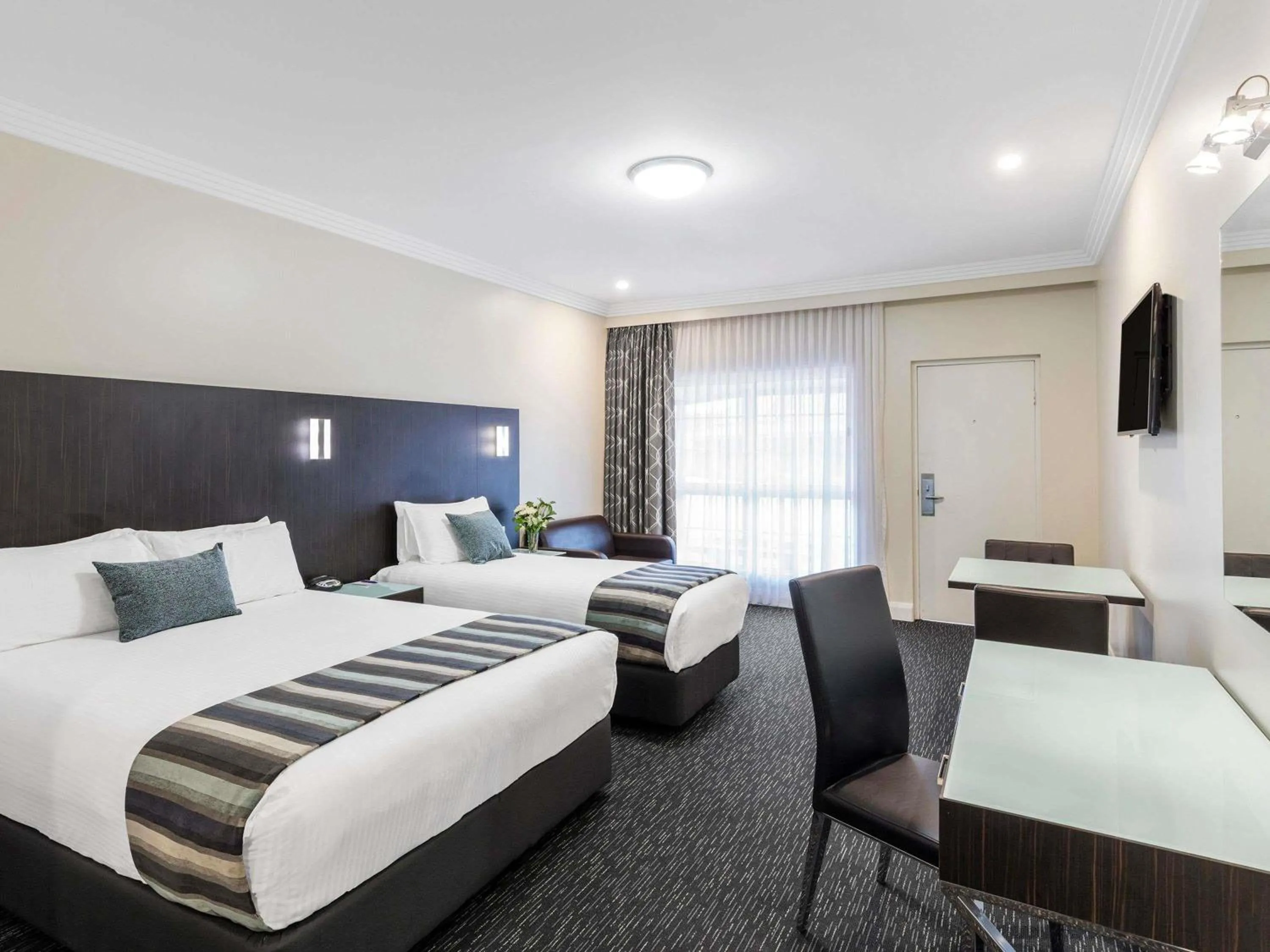 Property building, Bed in Mercure Goulburn