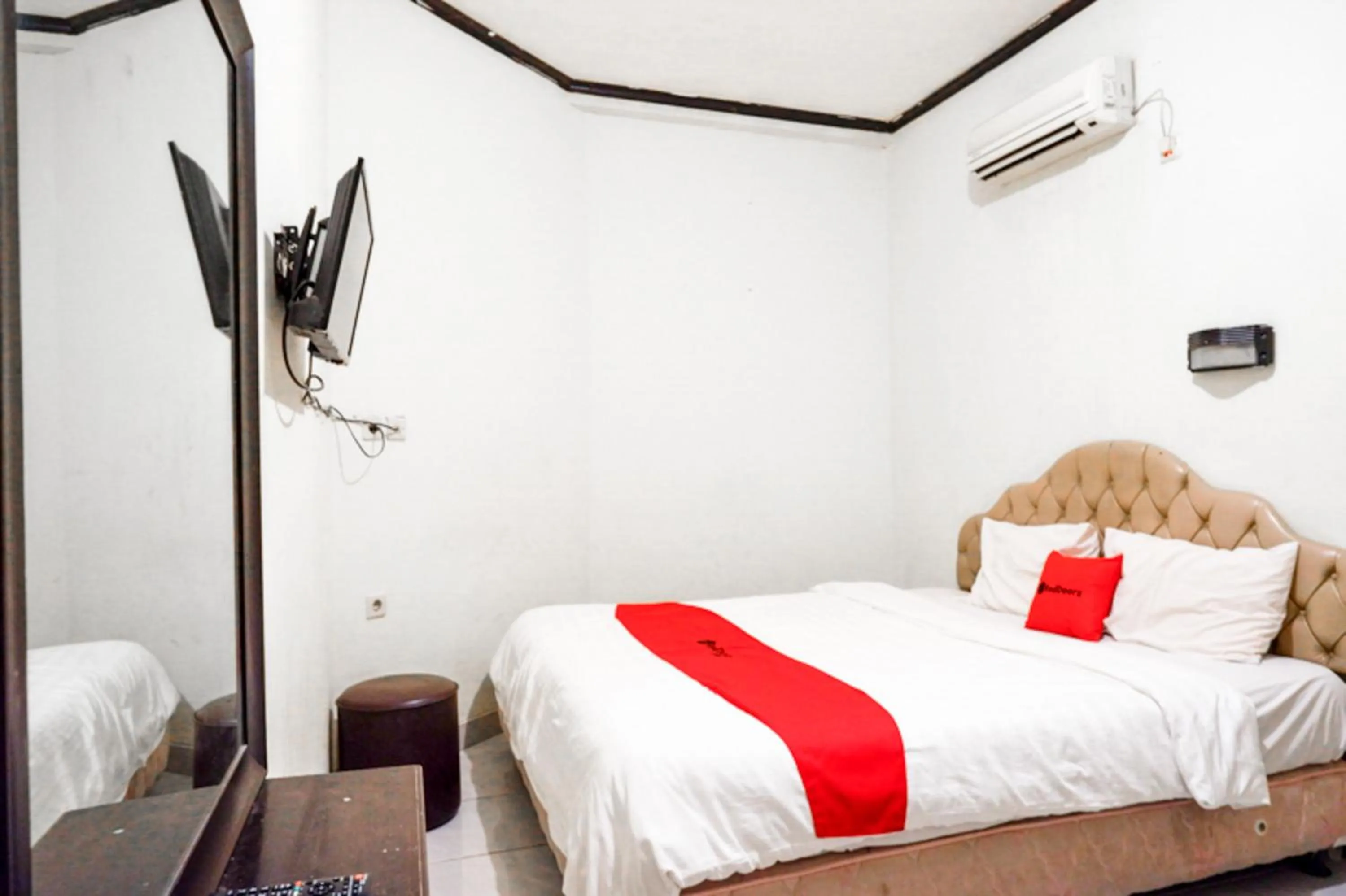 Bedroom, Bed in RedDoorz @ Hotel Citra Indah