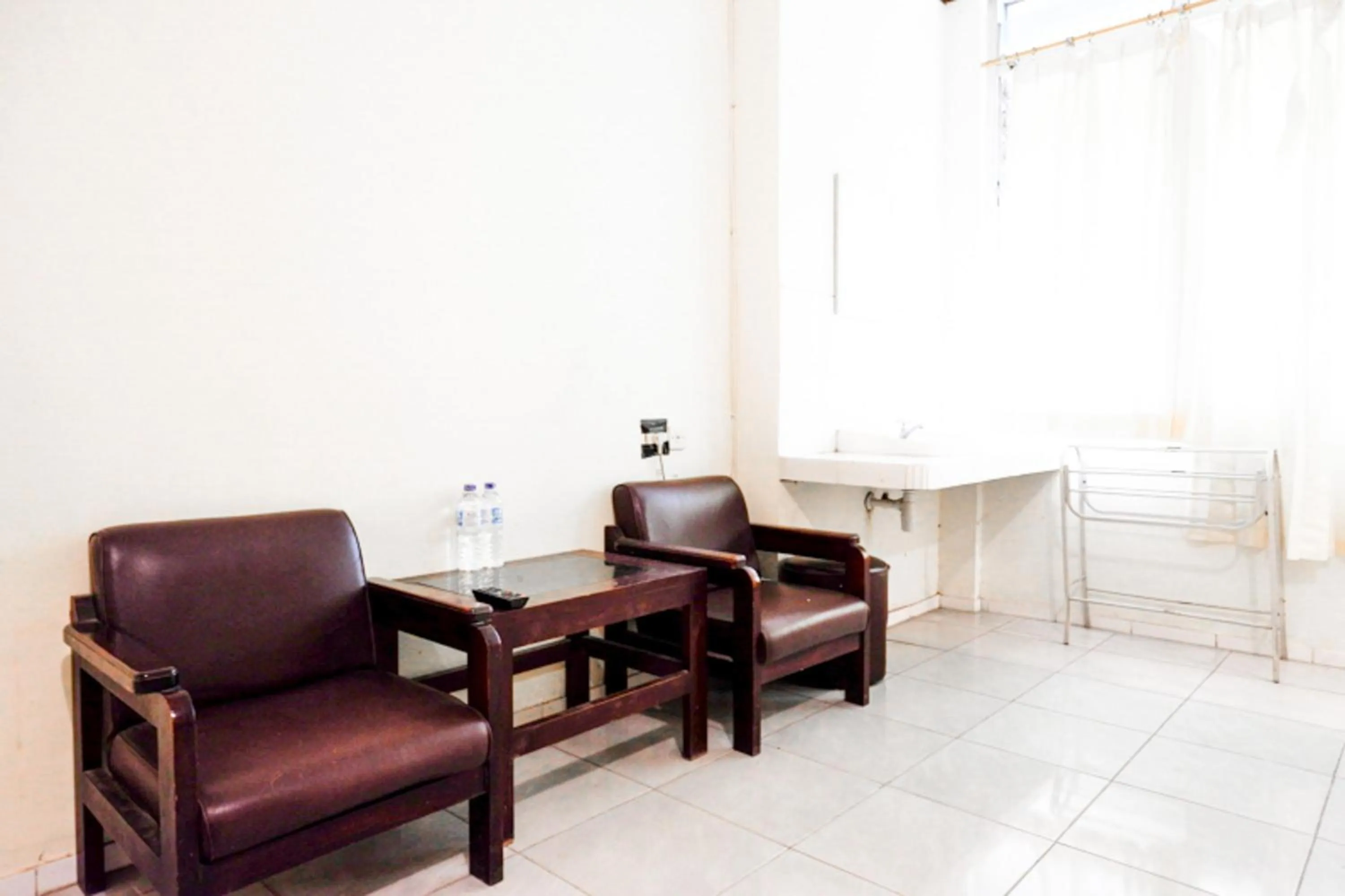 Seating area in RedDoorz @ Hotel Citra Indah