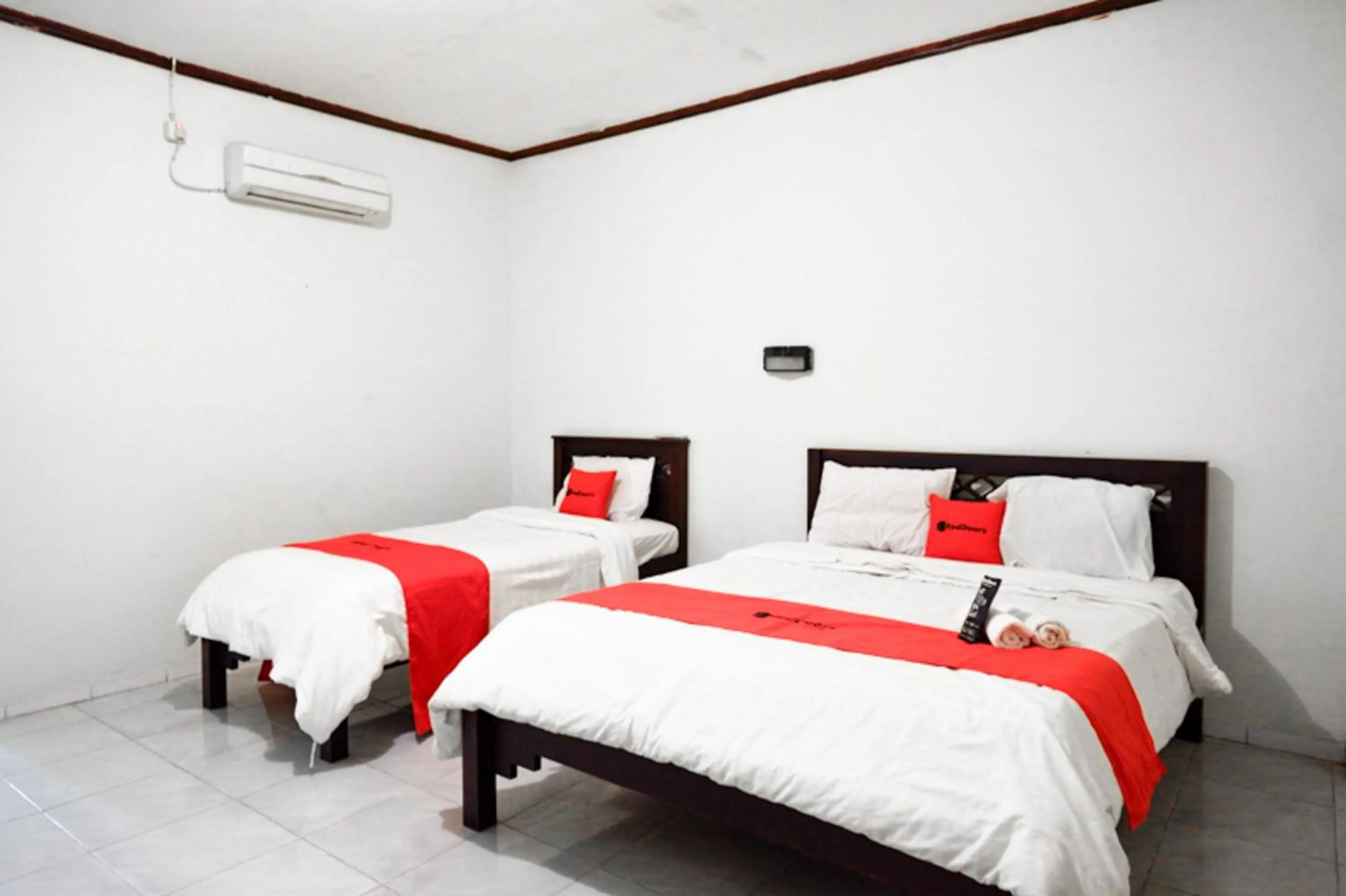 Bedroom, Bed in RedDoorz @ Hotel Citra Indah