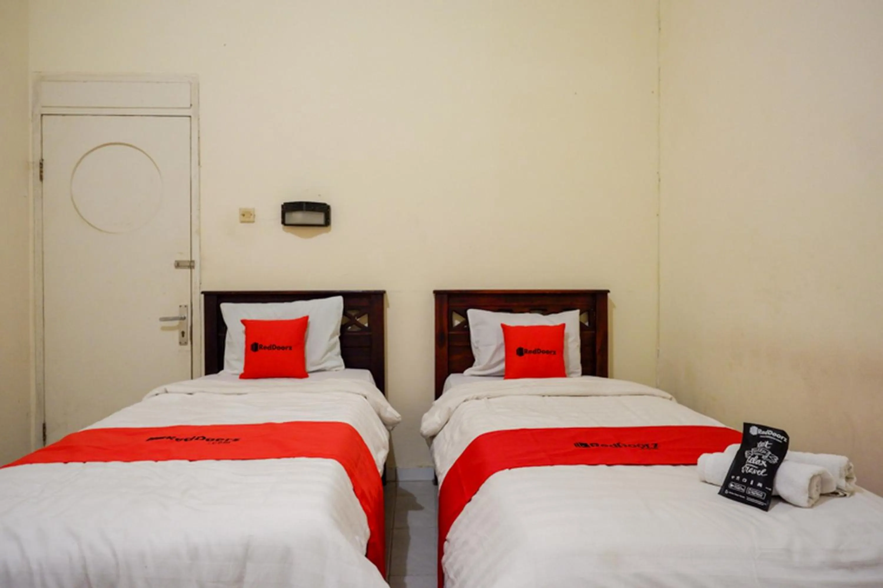 Bedroom, Bed in RedDoorz @ Hotel Citra Indah