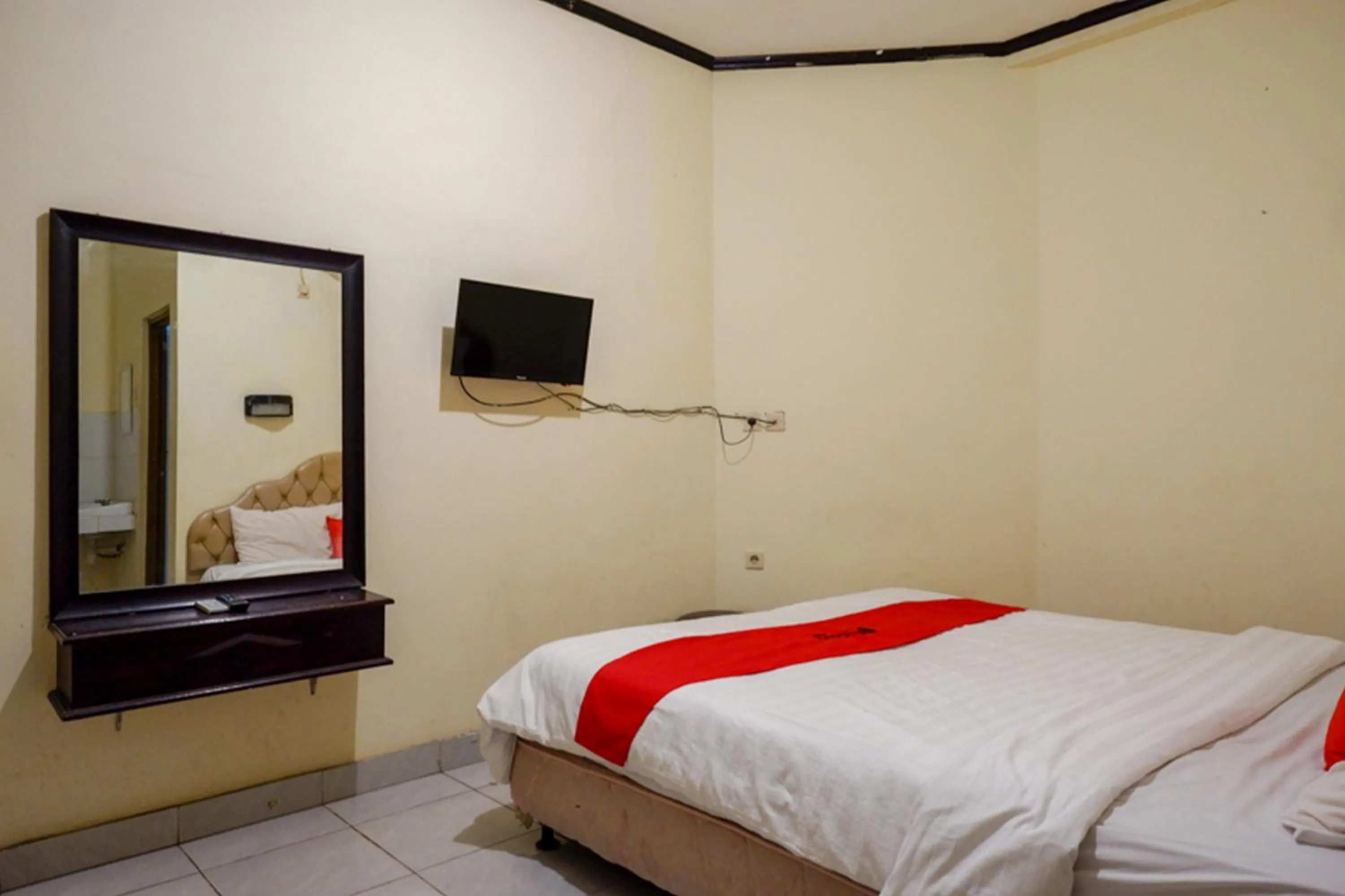 Photo of the whole room, Bed in RedDoorz @ Hotel Citra Indah