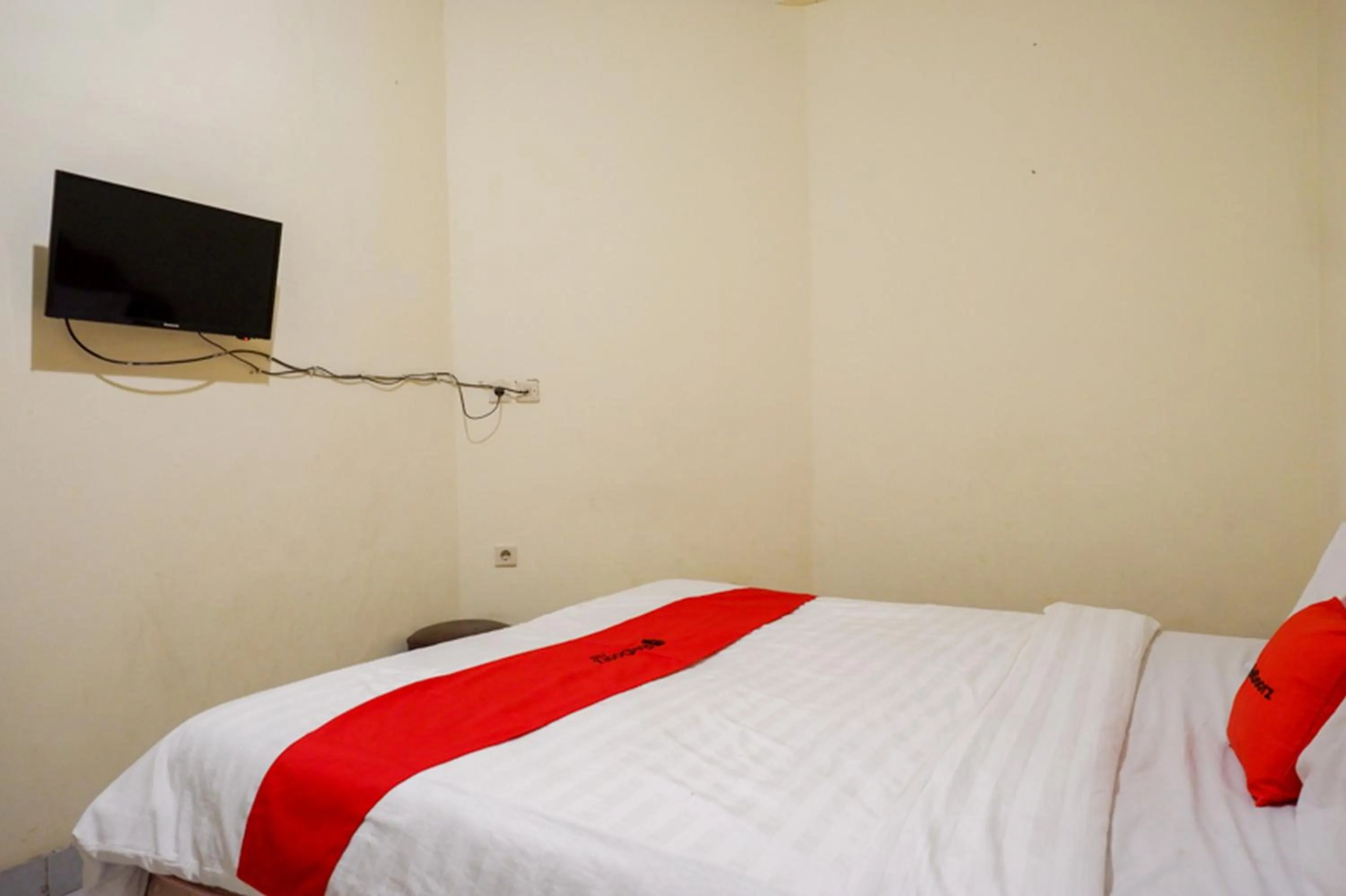 Bedroom, Bed in RedDoorz @ Hotel Citra Indah