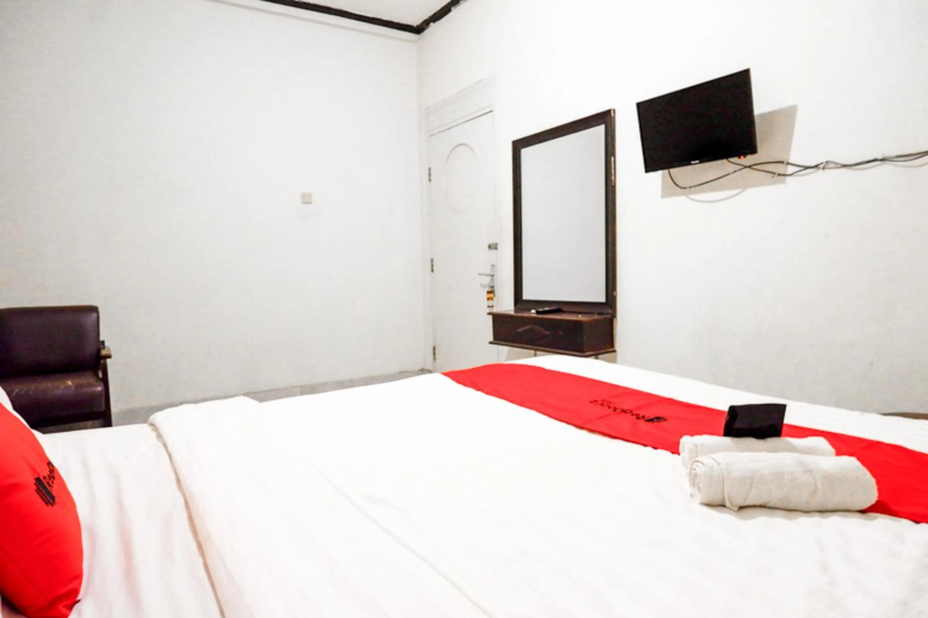 Bedroom, Bed in RedDoorz @ Hotel Citra Indah