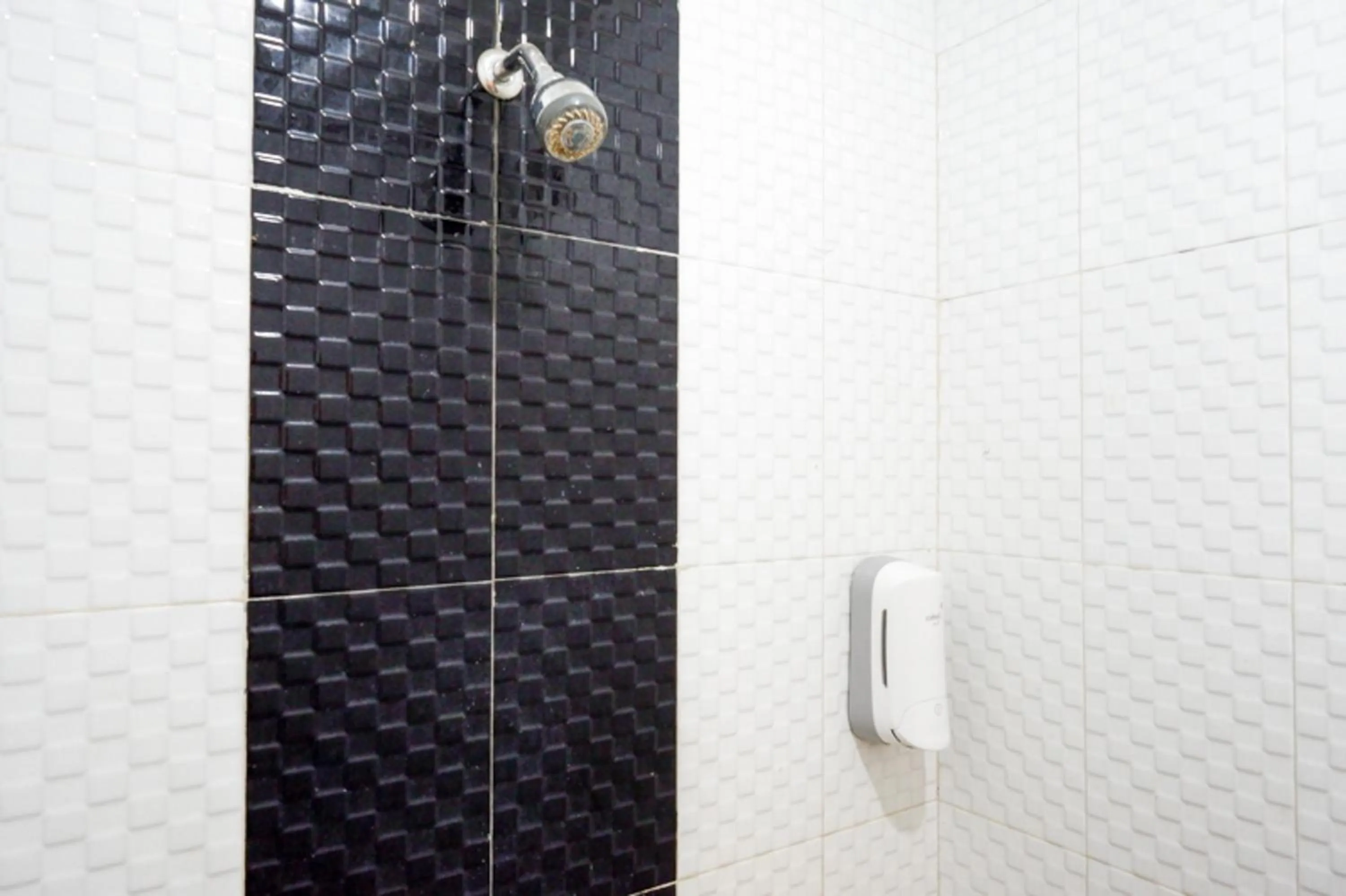 Bathroom in RedDoorz @ Hotel Citra Indah