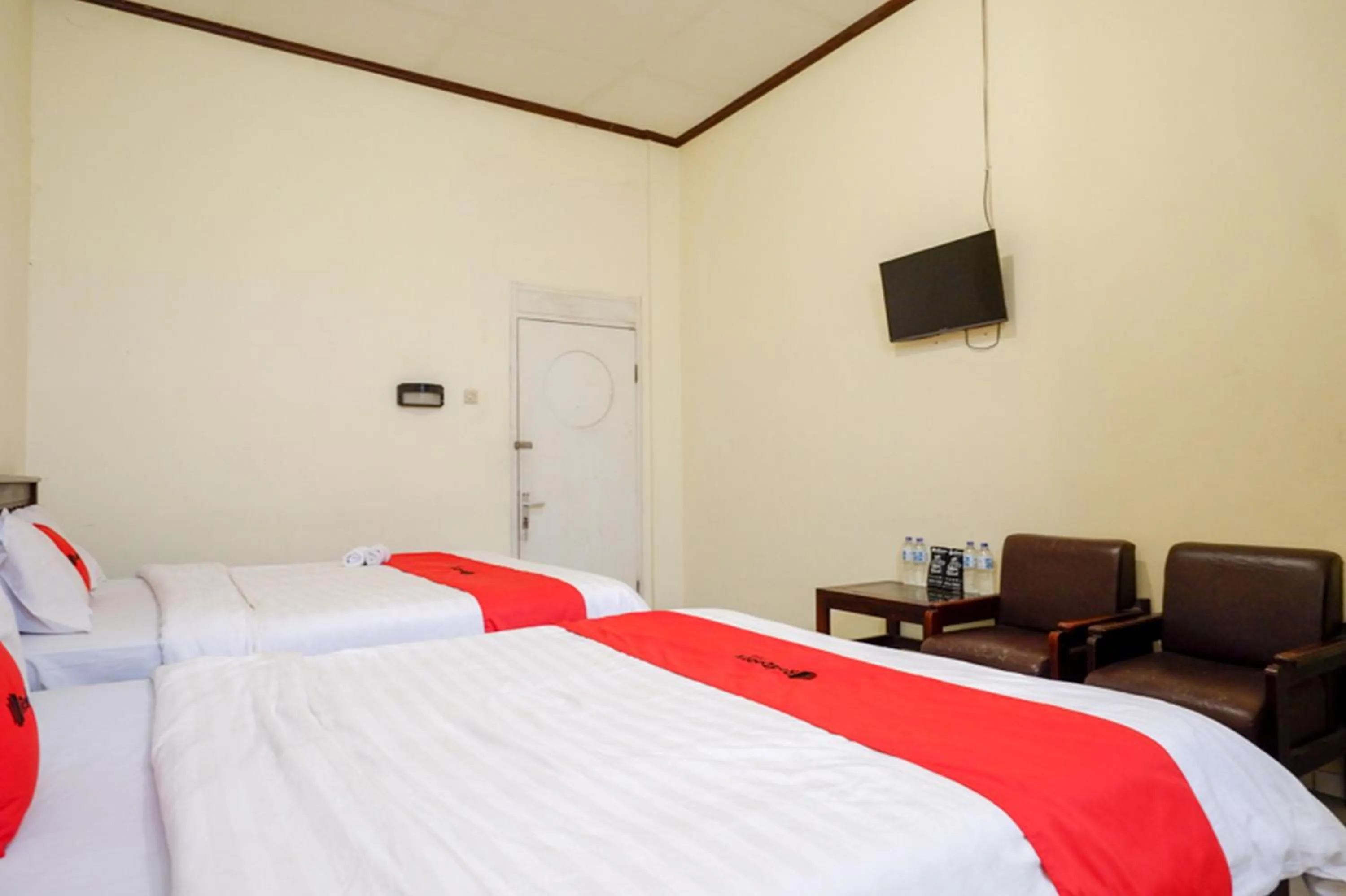 Photo of the whole room, Bed in RedDoorz @ Hotel Citra Indah