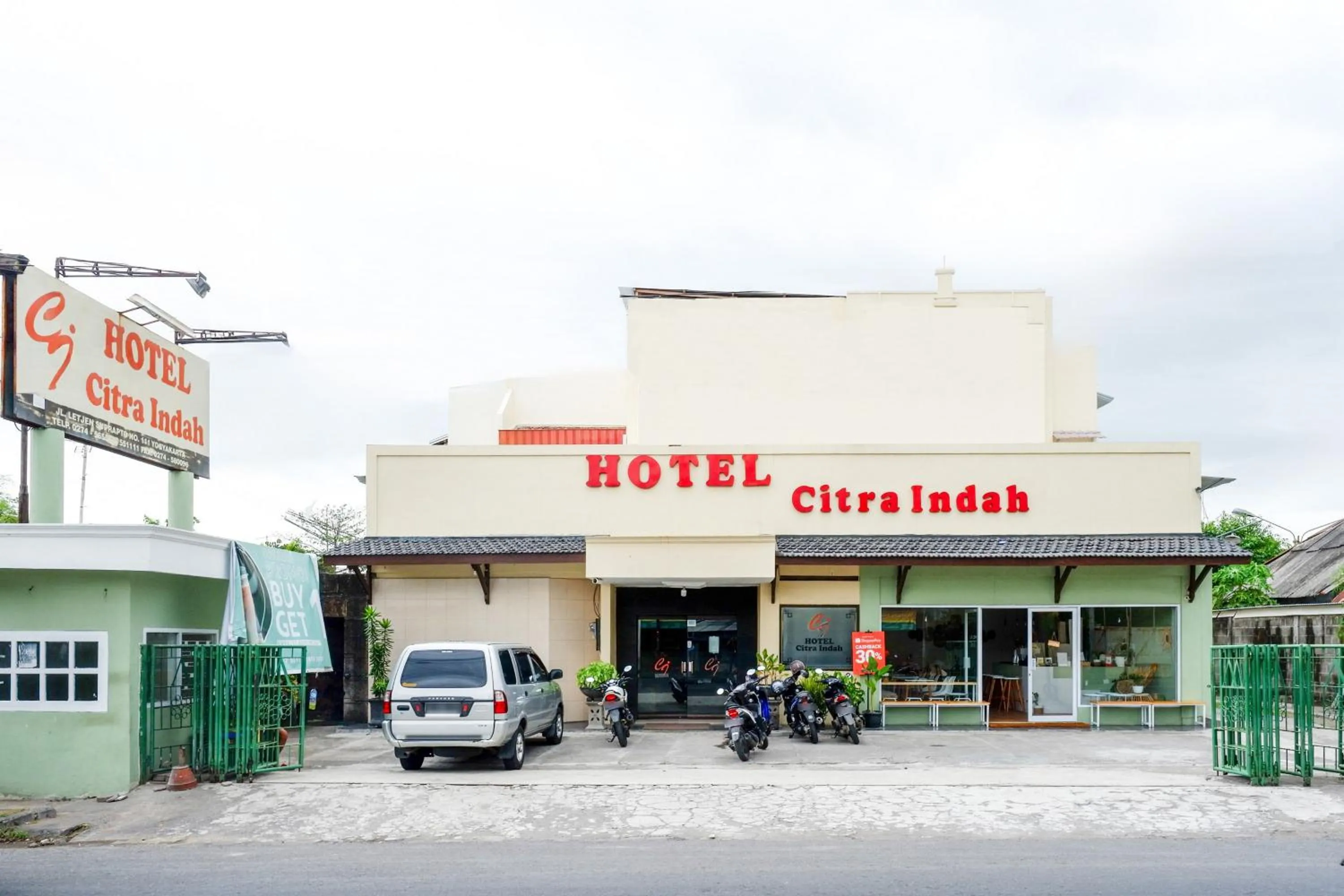 Facade/entrance in RedDoorz @ Hotel Citra Indah