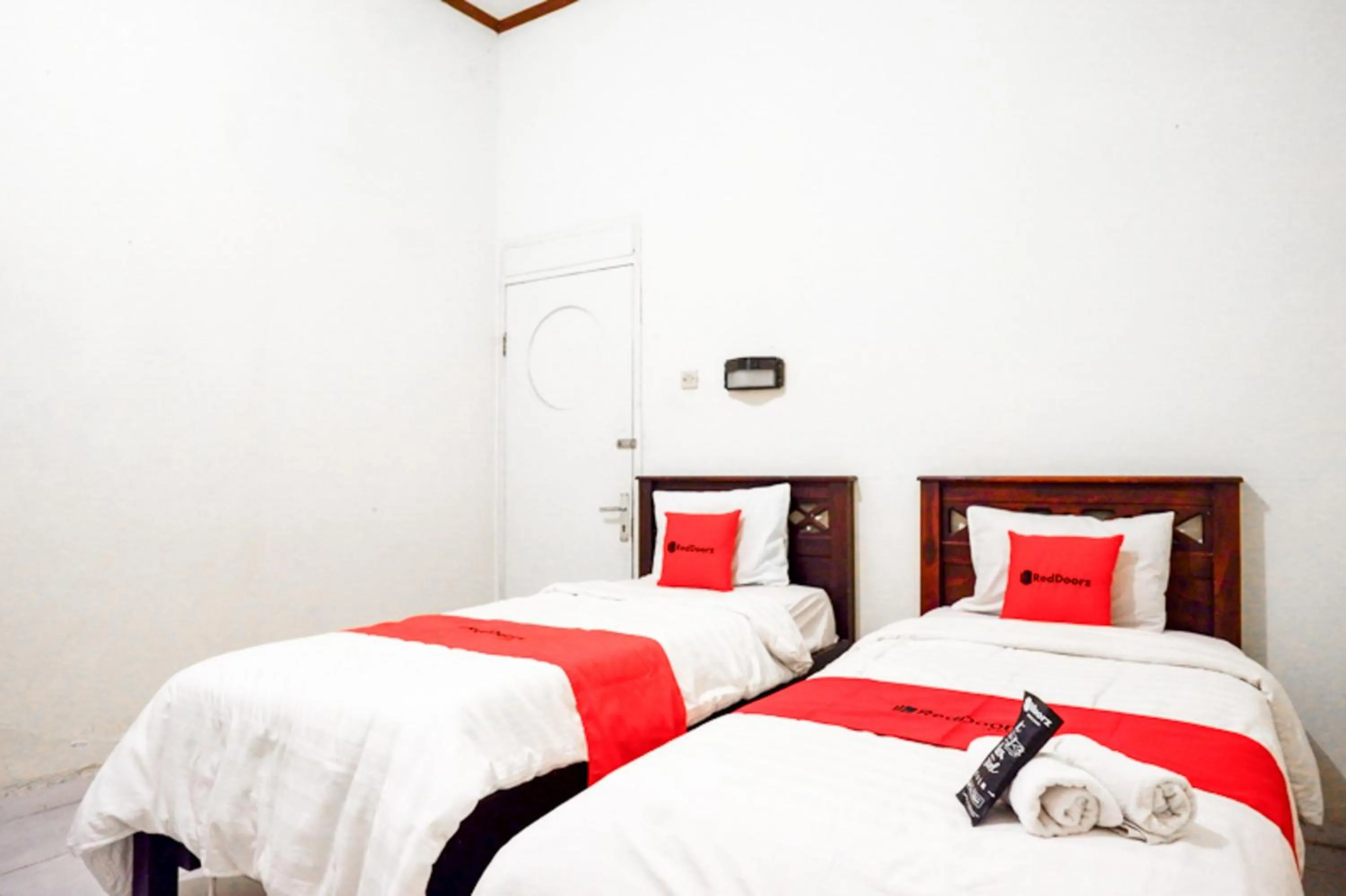 Bedroom, Bed in RedDoorz @ Hotel Citra Indah