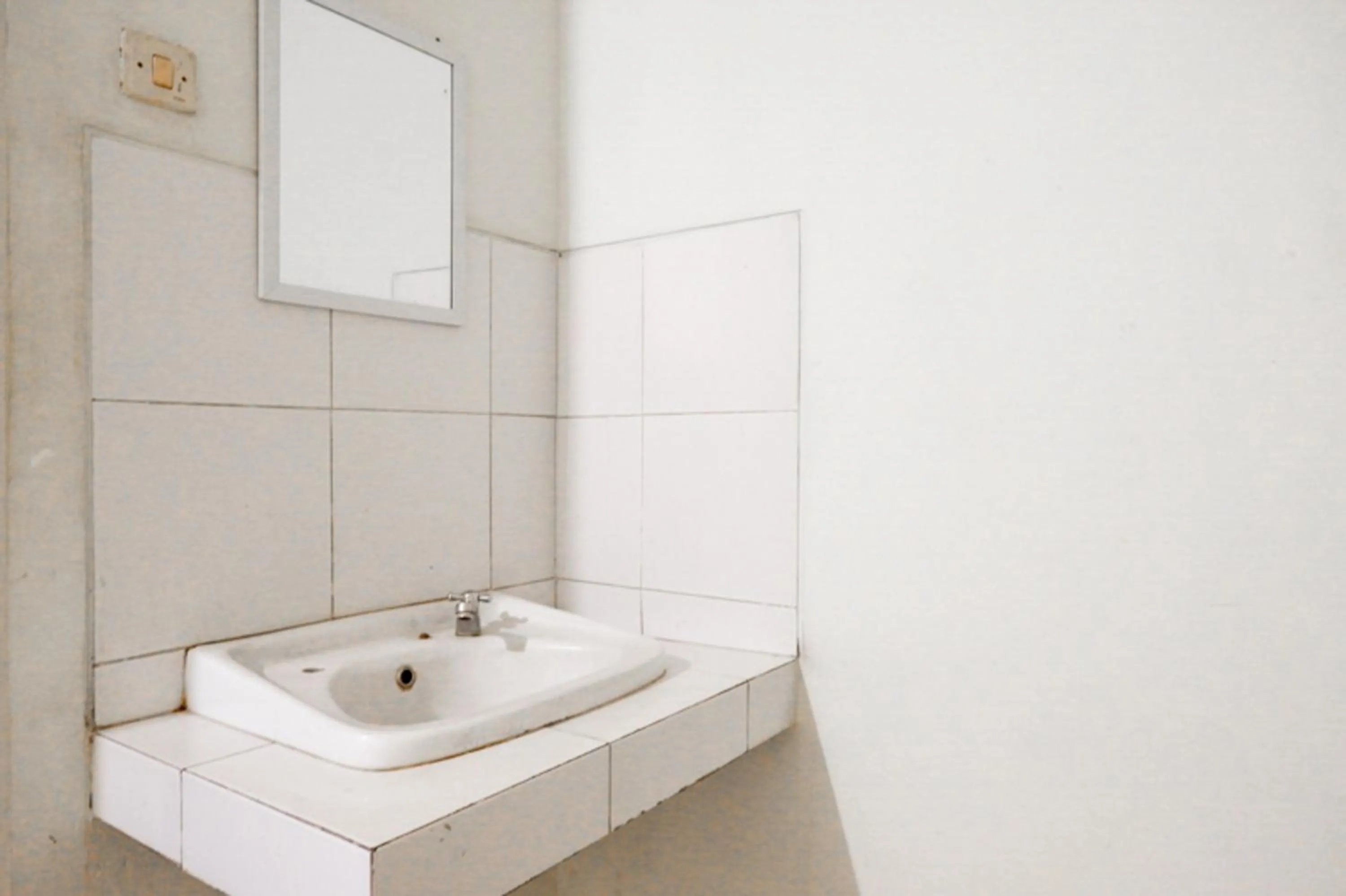 Bathroom in RedDoorz @ Hotel Citra Indah