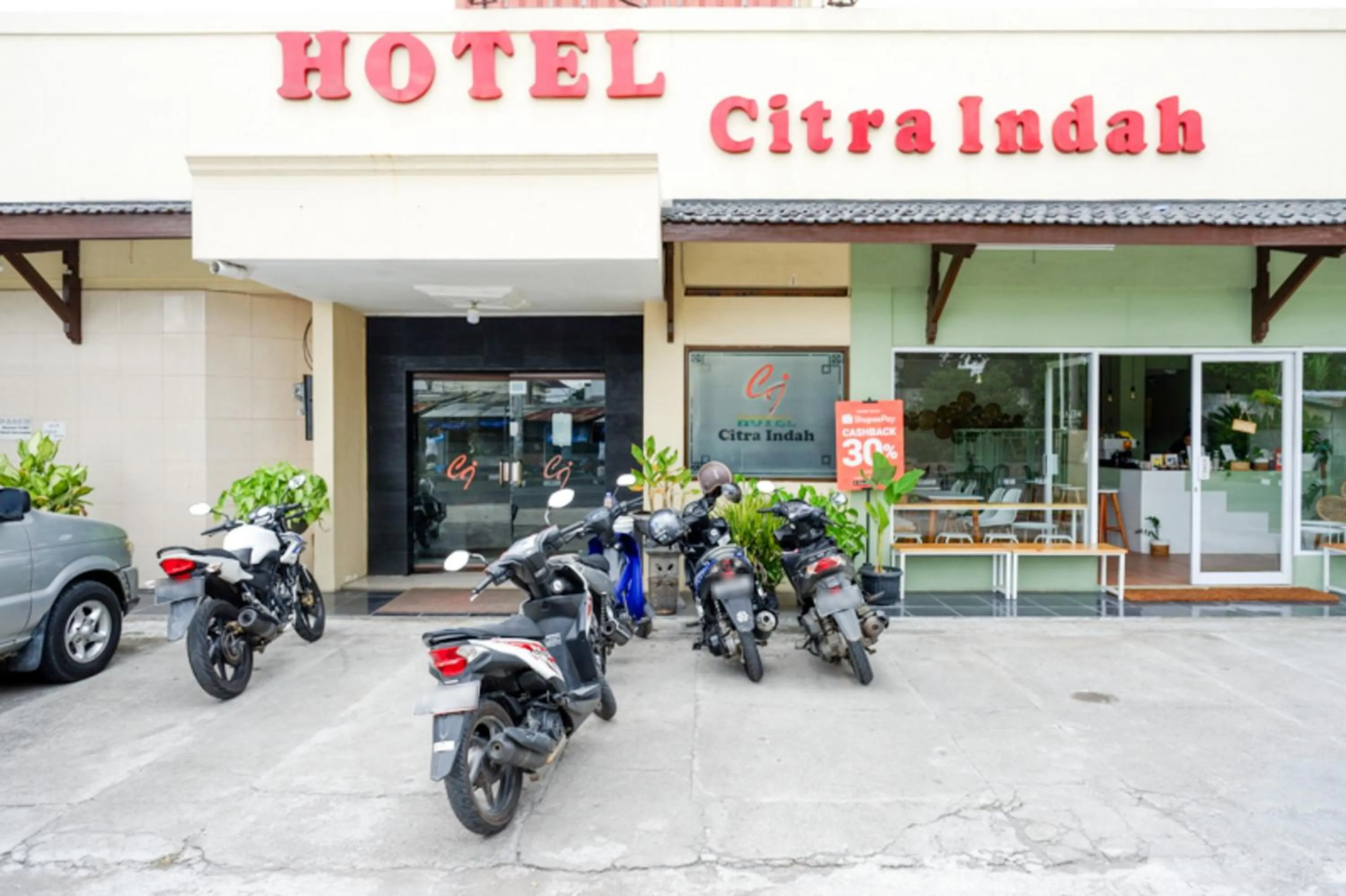 Facade/entrance in RedDoorz @ Hotel Citra Indah