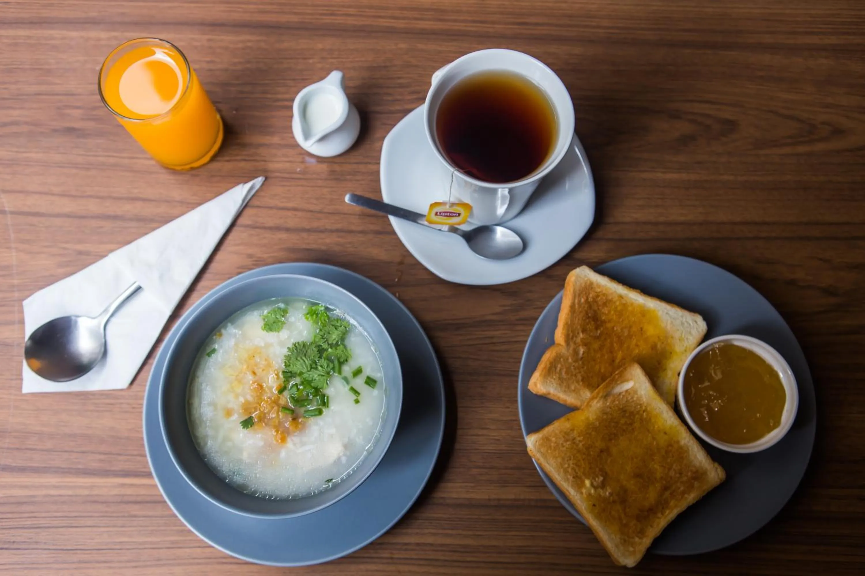 Breakfast in Maxim's Inn