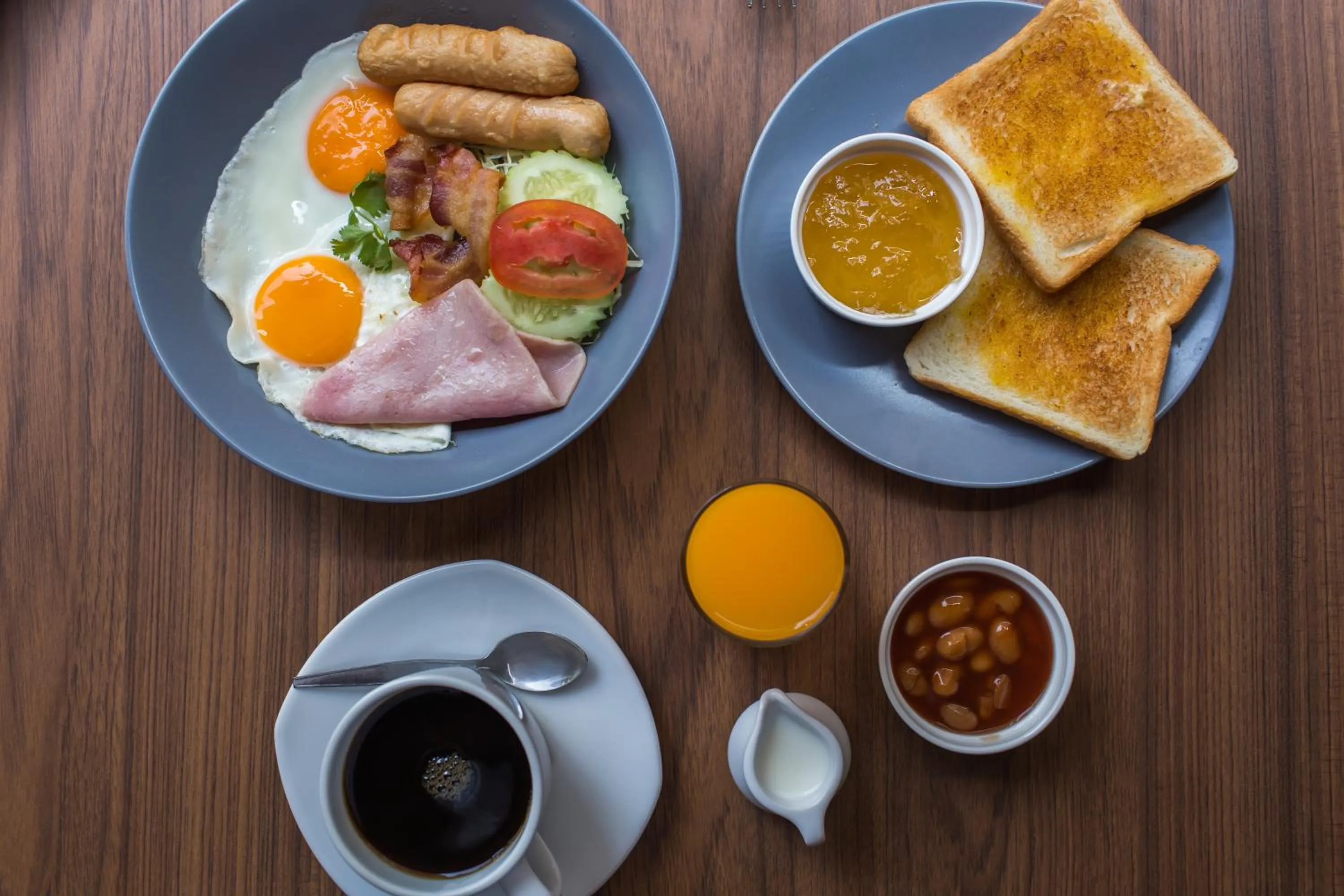 Breakfast in Maxim's Inn