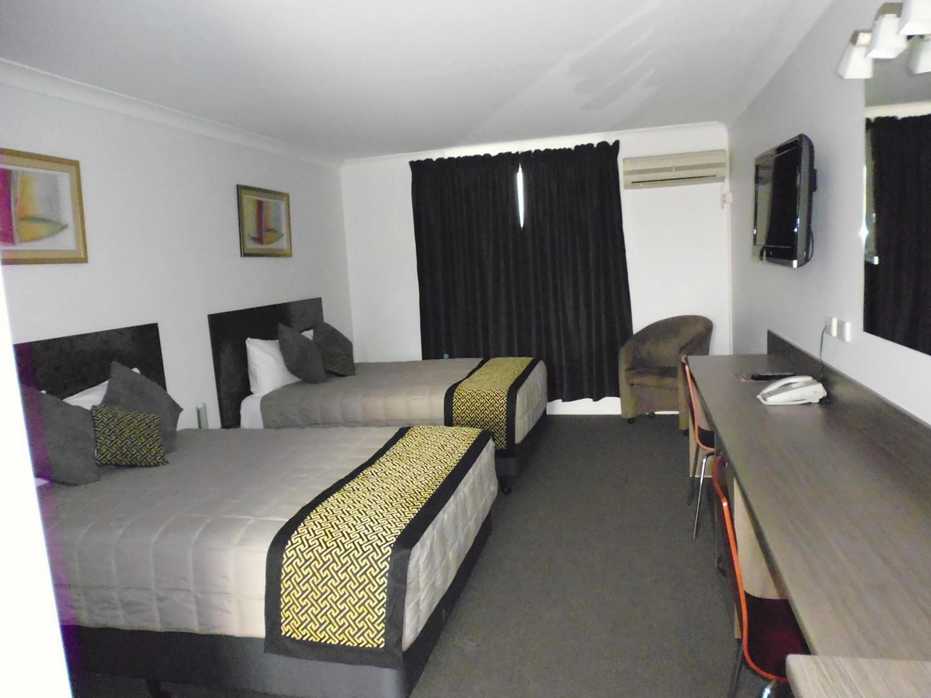 Photo of the whole room, Bed in Burke & Wills Motor Inn